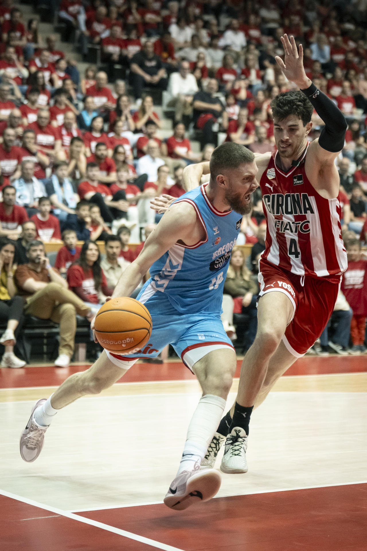 El escolta del Breogán Dominik Mavra (i) bota el balón ante el escolta del Girona Josep Busquets (d) durante el encuentro de Liga Endesa entre Bàsquet Girona y CB Breogán celebrado este sábado en el Pabellón Municipal Girona-Fontajau. EFE/ David Borrat