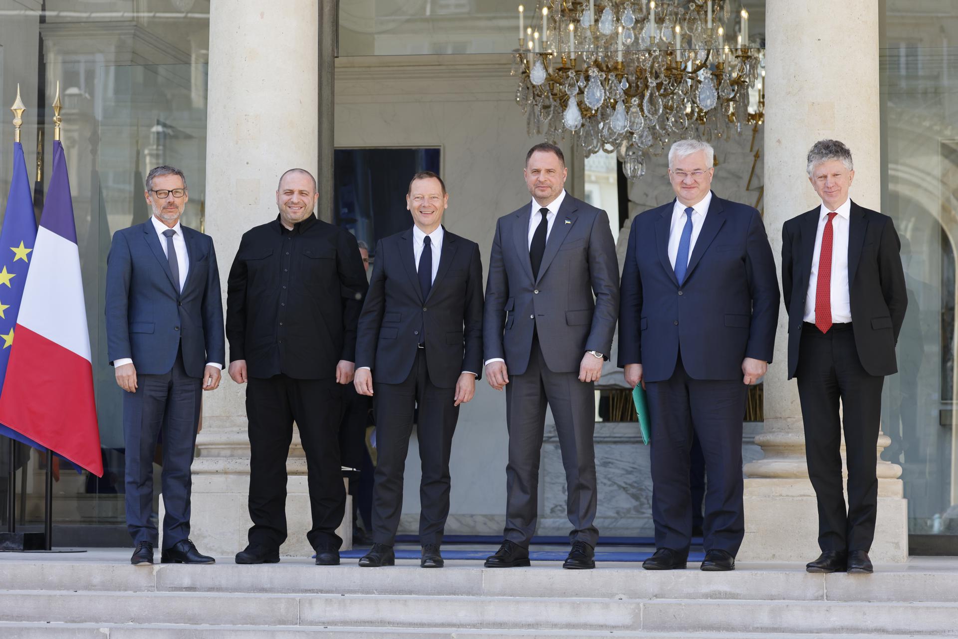 El asesor diplomático del presidente francés, Emmanuel Bonne (3I), posa con el jefe de gabinete del presidente de Ucrania, Andriy Yermak, el ministro de Relaciones Exteriores Andrí Sibiga (2D), el ministro de Defensa, Rustem Umérov (2I), el asesor de seguridad nacional del Reino Unido, Jonathan Powell (D), y el asesor de seguridad nacional de Alemania, Jens Plotner (I), en las escaleras del palacio presidencial del Elíseo, tras su reunión en París, Francia, el 17 de abril de 2025.EFE/EPA/LUDOVIC MARIN / POOL MAXPPP OUT