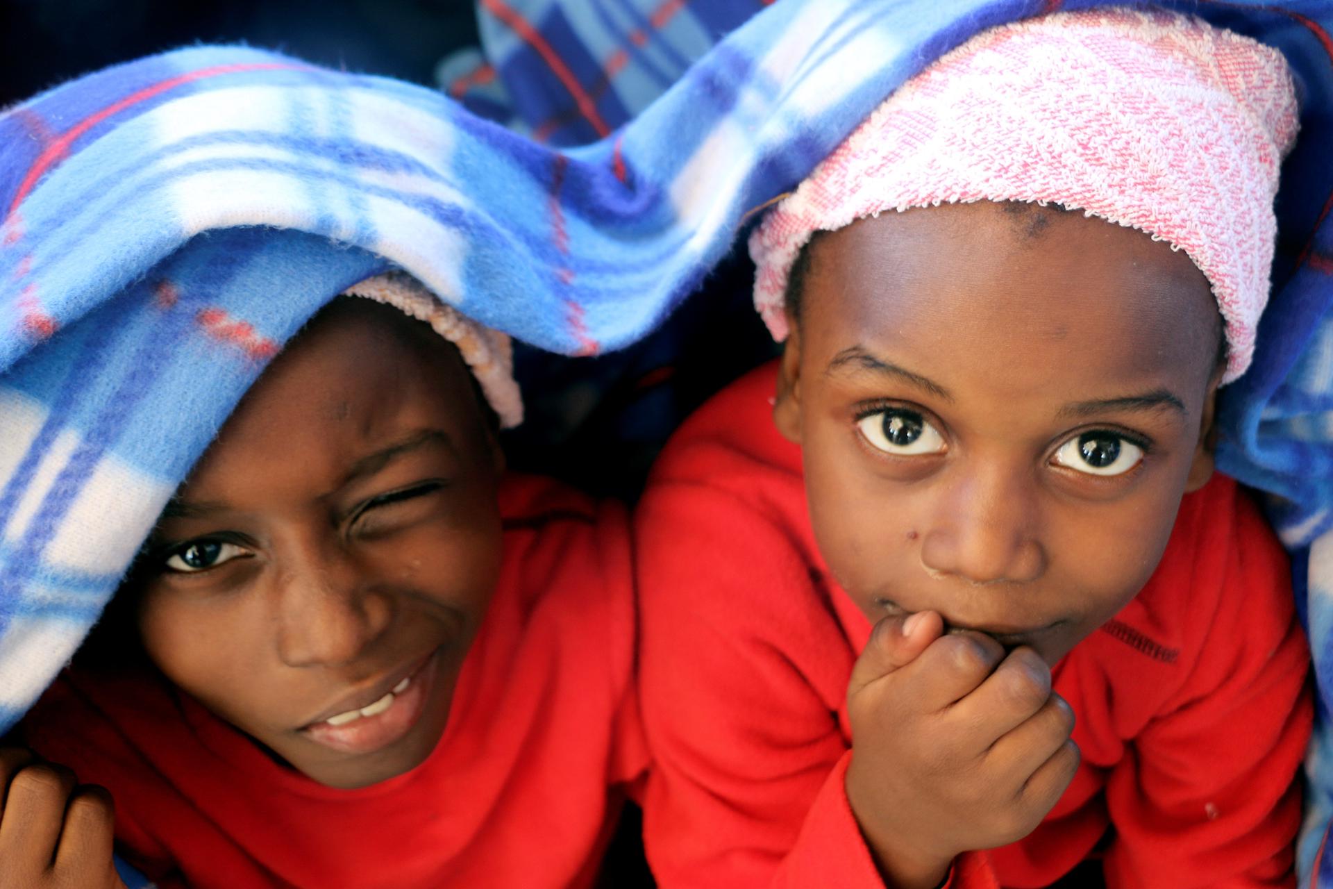 Imagen de archivo de niños migrantes rescatados por el buque Aquarius. EFE/Javier Martín