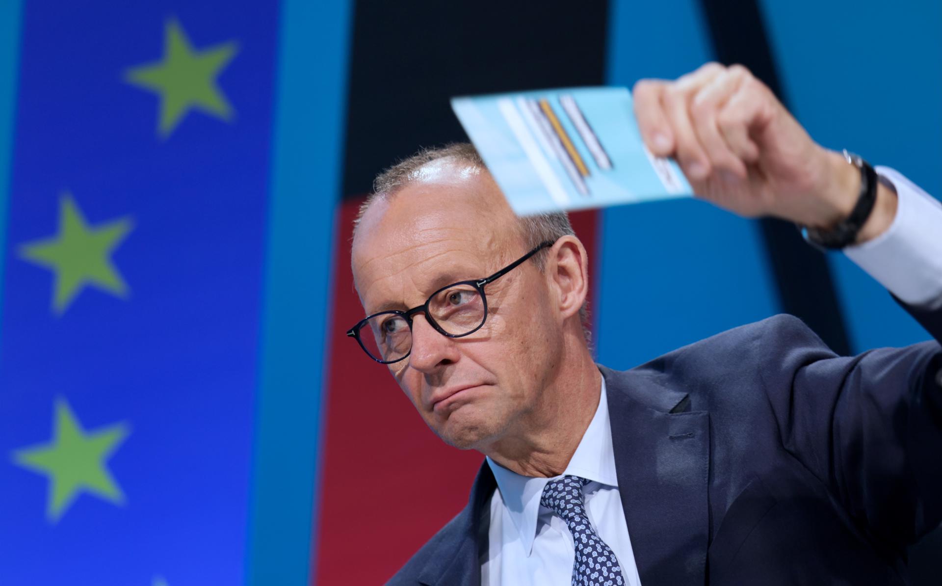 El presidente de la CDU y líder de la facción Friedrich Merz vota a favor del acuerdo de coalición en la reunión del Comité Federal de la Unión Demócrata Cristiana (CDU) en Berlín, Alemania, 28 de abril de 2025. La CDU planea finalizar el acuerdo de coalición en una pequeña convención del partido. Se espera que Merz sea elegido como Canciller en el Bundestag el 06 de mayo, siempre que todo salga según lo planeado. (Germany) EFE/EPA/HANNIBAL HANSCHKE