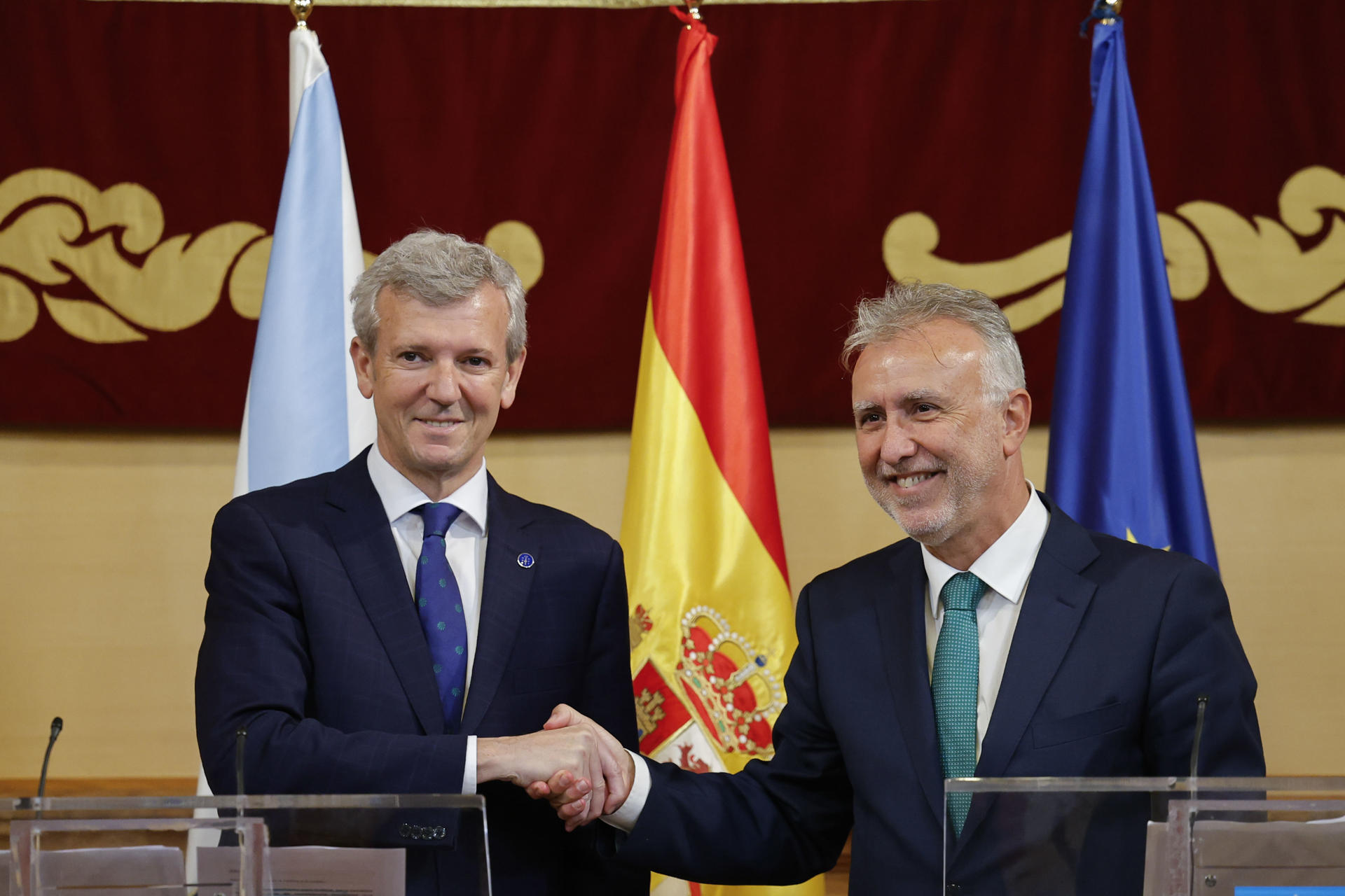 El ministro de Política Territorial y Memoria Democrática, Ángel Víctor Torres, junto al presidente gallego Alfonso Rueda, tras firmar en la 44º Comisión Mixta de Transferencias Estado-Galicia, el traspaso de las competencias en ordenación y gestión del litoral a la Comunidad Autónoma gallega, hoy miércoles en Santiago de Compostela. EFE/Lavandeira jr