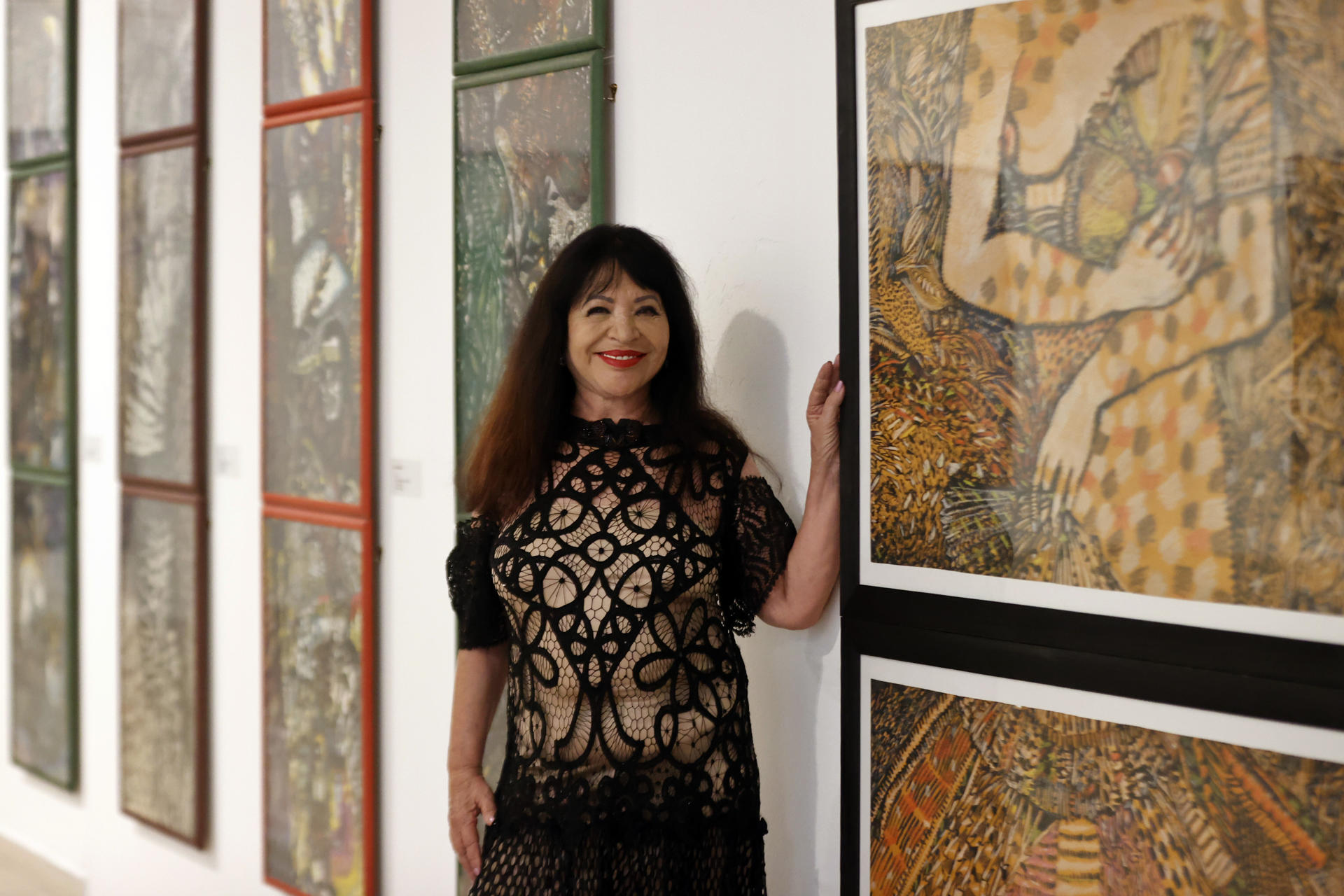 La artista cubana Zaida del Río posa este sábado, en La Habana (Cuba). EFE/ Ernesto Mastrascusa