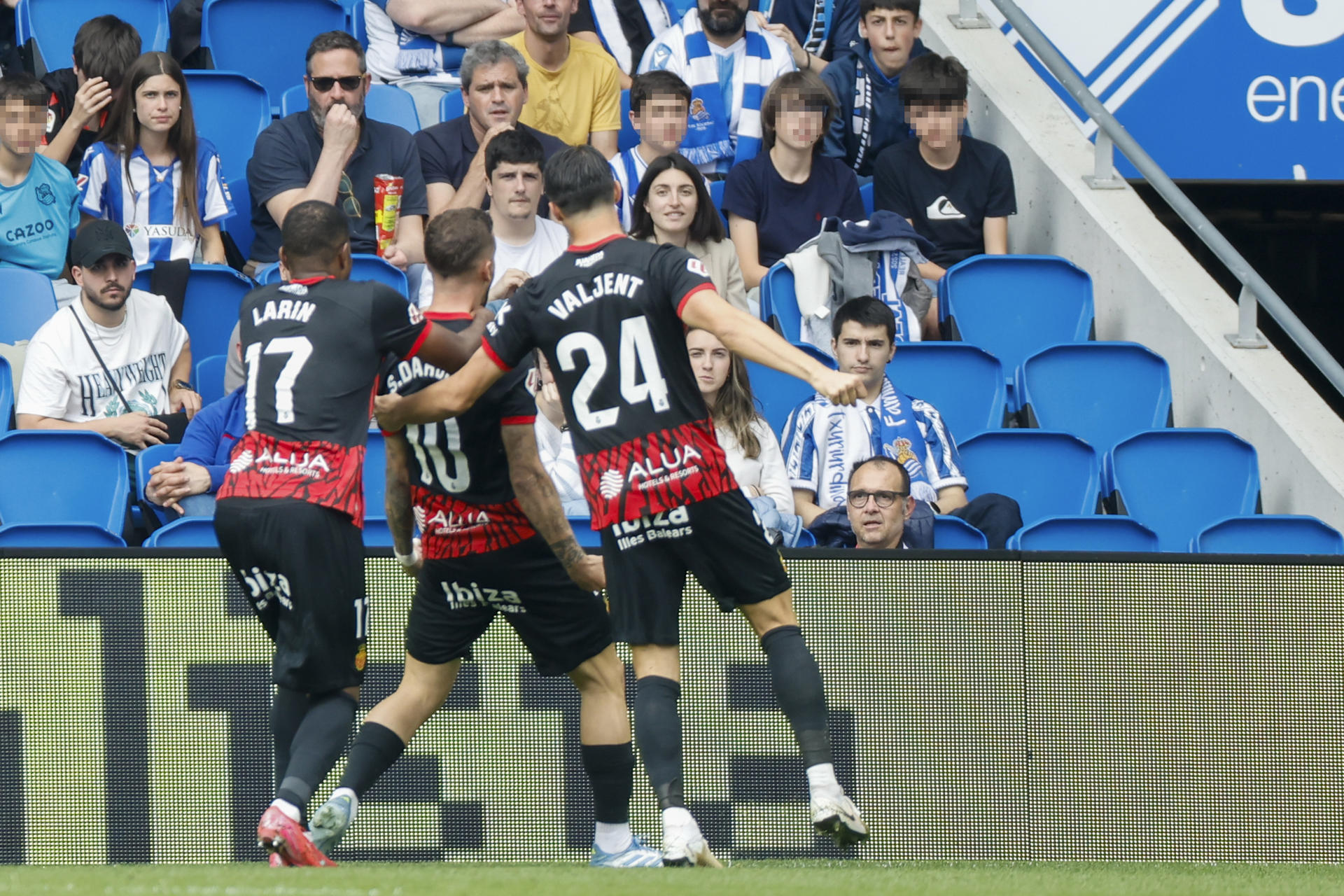 Sergi Darder (c) del Mallorca celebra tras anotar un gol, segundo del equipo, durante el encuentro que disputan este sábado en el estadio de Anoeta, Real Sociedad y Mallorca, correspondiente a la jornada 31 de LaLiga EA Sports. EFE/ Javier Etxezarreta