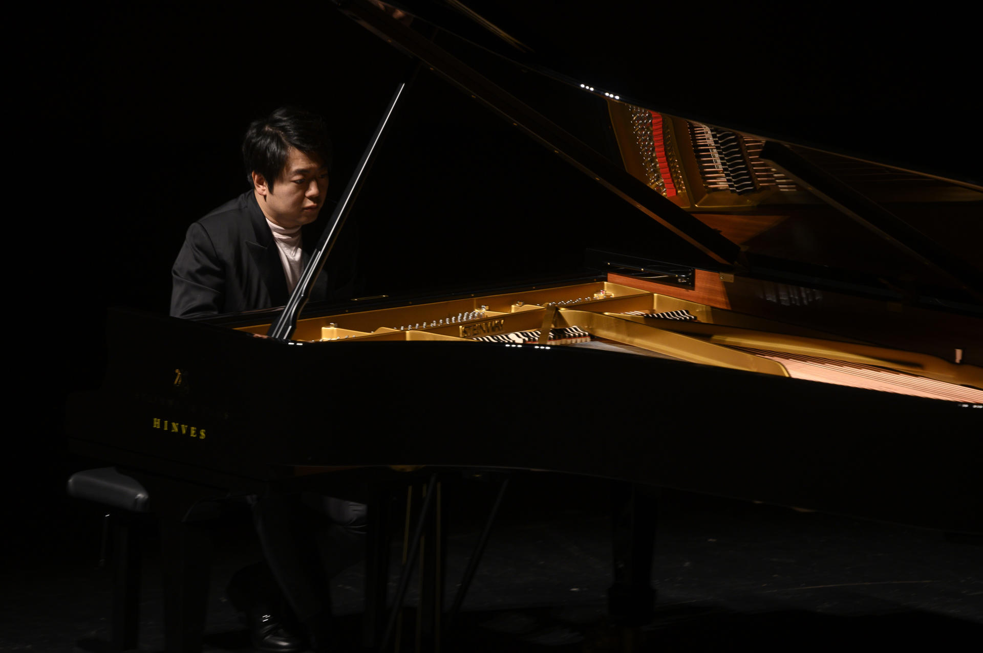 El pianista chino Lang Lang ha interpretado este lunes obras de Johan Sebastian Bach y Robert Schumnann en una de las citas más esperadas del Festival Internacional de Santander. EFE/Pedro Puente