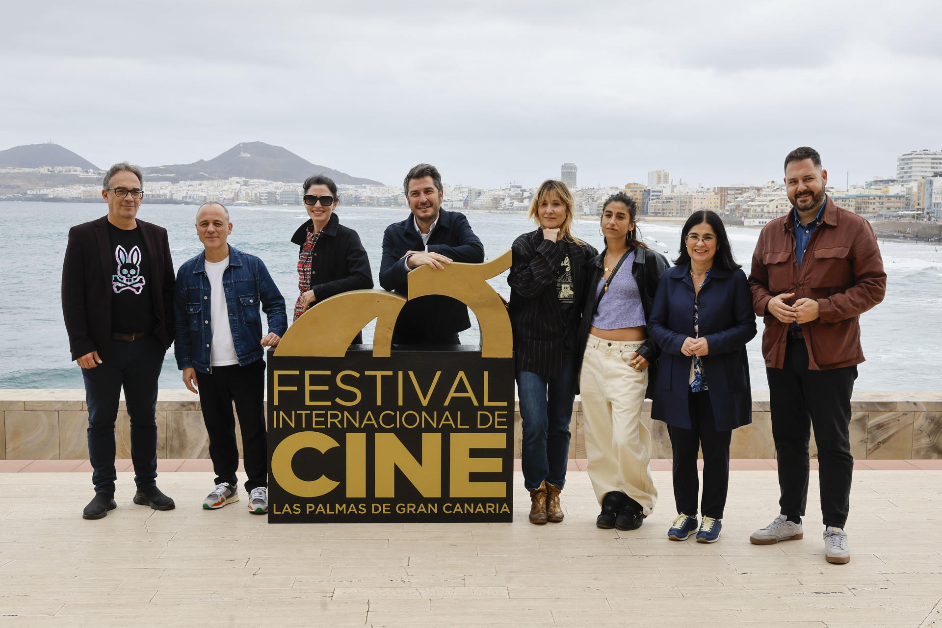 Los actores Nathalie Poza (4d), Carolina Yuste (3d), Bárbara Lennie (3i) y Javier Gutiérrez (2i), cuatro intérpretes que suman siete Premios Goya y trece nominaciones, junto al periodista Carlos del Amor (4i), la alcaldesa de Las Palmas de Gran Canaria, Carolina Darias (2d), el concejal de Seguridad, Convivencia y Cultura,  Josué Iñiguez (d), y el director del Festival Internacional de Cine de Las Palmas de Gran Canaria, Luis Miranda (i), momentos antes de participar este sábado en una nueva edición de las 'Jornadas del oficio cinematrográfico' del Festival. EFE/ Elvira Urquijo A.