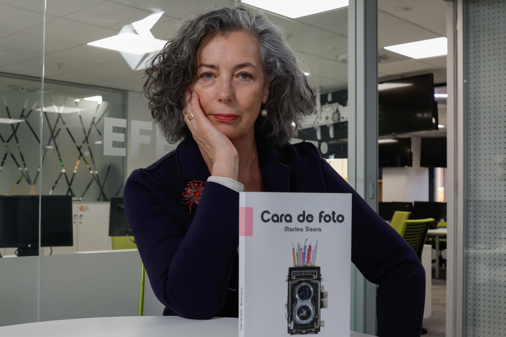 Debutó como escritora con un libro de relatos a los 60 años, cuando dejaron de llamarla para trabajar como actriz y ahora, a los 67, Marina Saura publica su primera novela, 'Cara de foto' (De Conatus), una historia de búsqueda de identidad y de amor a partir de sus propios recuerdos familiares. EFE/Ballesteros