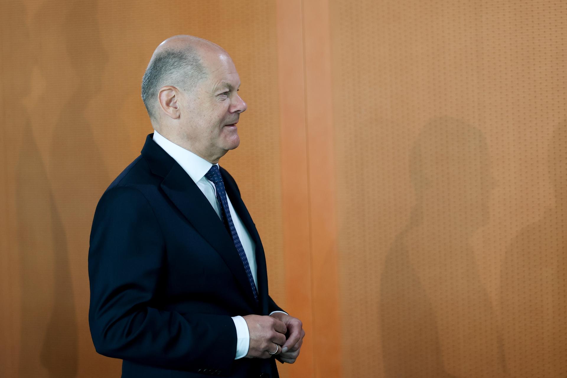 El canciller alemán saliente Olaf Scholz asiste a la que se espera que sea la última reunión semanal del gabinete de su gobierno en la Cancillería en Berlín, Alemania, el 30 de abril de 2025. (Alemania) EFE/EPA/FILIP SINGER