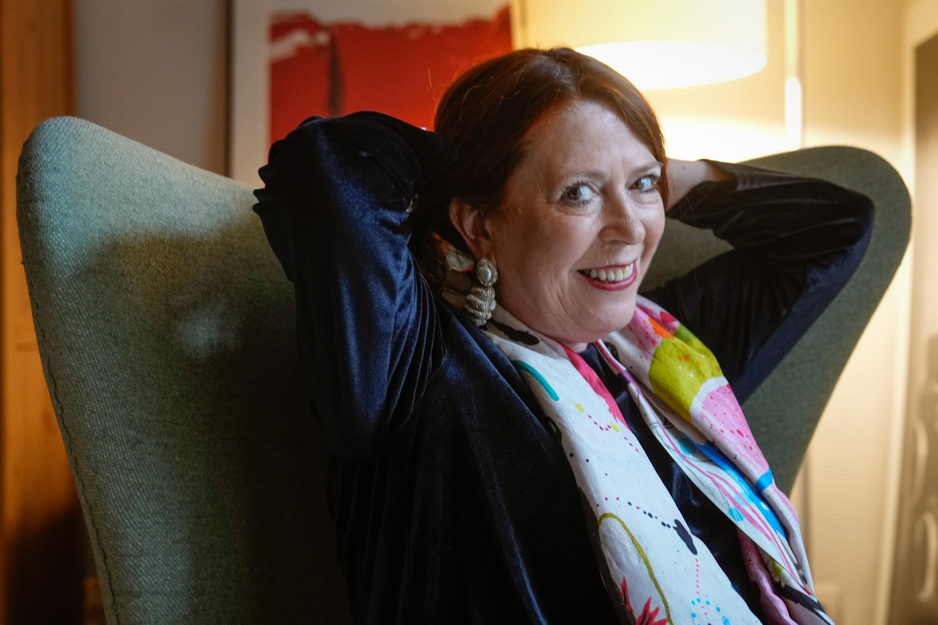 La historiadora y escritora asturiana Pilar Sánchez Vicente, posa tras ganar este miércoles el VIII Premio Edhasa de Narrativas Históricas, dotado con 10.000 euros, con la novela 'El cantar del Norte. La guerrera astur', ambientada en el año 745, cuando Spania está en manos del califato de Córdoba.EFE/ Enric Fontcuberta