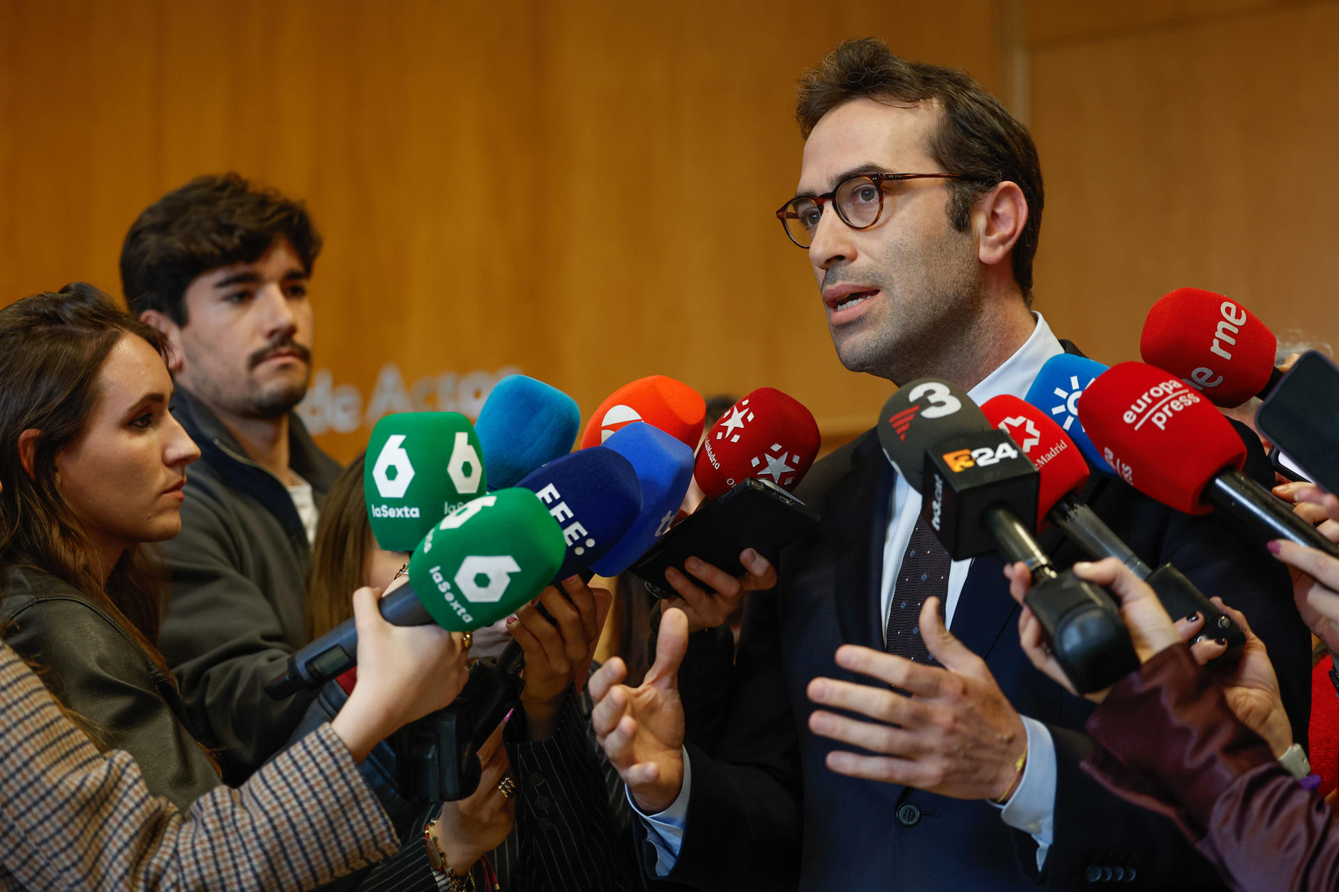 El ministro de Economía, Comercio y Empresa, Carlos Cuerpo, atiende a los medios de comunicación tras finalizar la ronda de reuniones con los grupos parlamentarios en el marco del diálogo del Plan de Respuesta y Relanzamiento Comercial, este viernes en Madrid. EFE/ Chema Moya