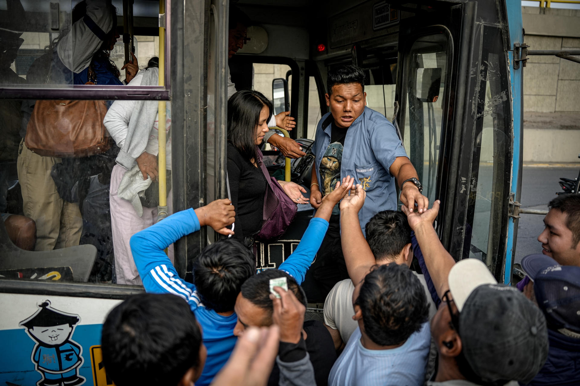 Personas intentan tomar un bus durante una manifestación de transportistas este jueves, en Lima (Perú). EFE/ John Reyes Mejia