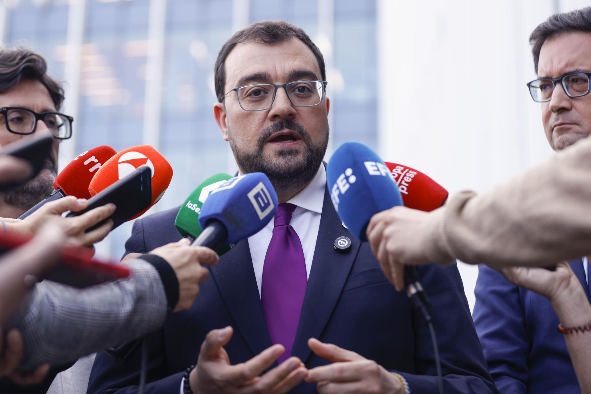 El presidente del Principado de Asturias, Adrián Barbón, atiende a la prensa antes de la reunión mantenida con el ministro de Transformación Digital y de la Función Pública, Óscar López , este miércoles en Madrid. EFE/ Blanca Millez