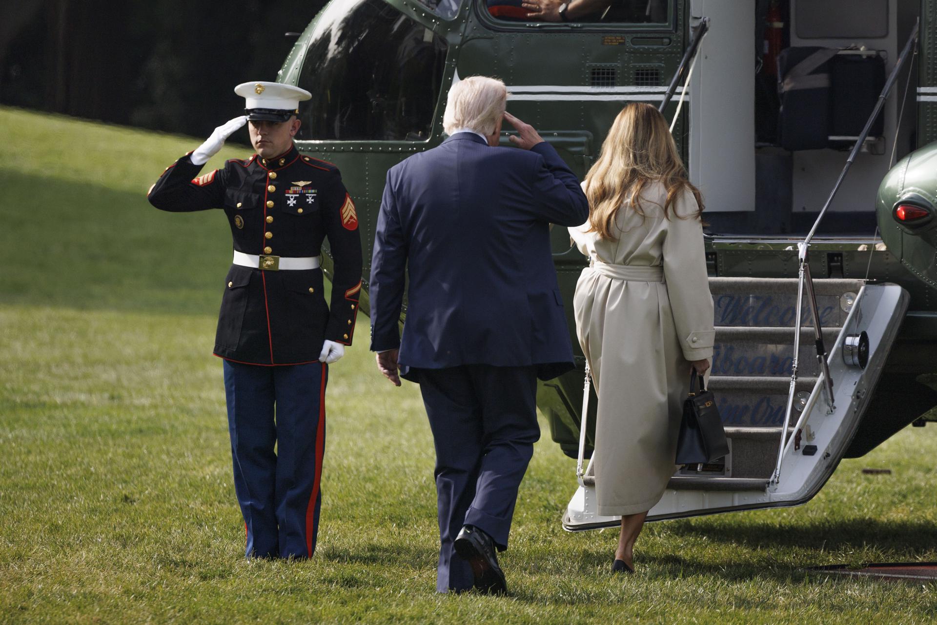 El presidente de EE.UU., Donald Trump, y la primera dama, Melania Trump, caminan para salir de la Casa Blanca hacia Roma, donde asistirán al funeral del papa Francisco. EFE/JIM LO SCALZO