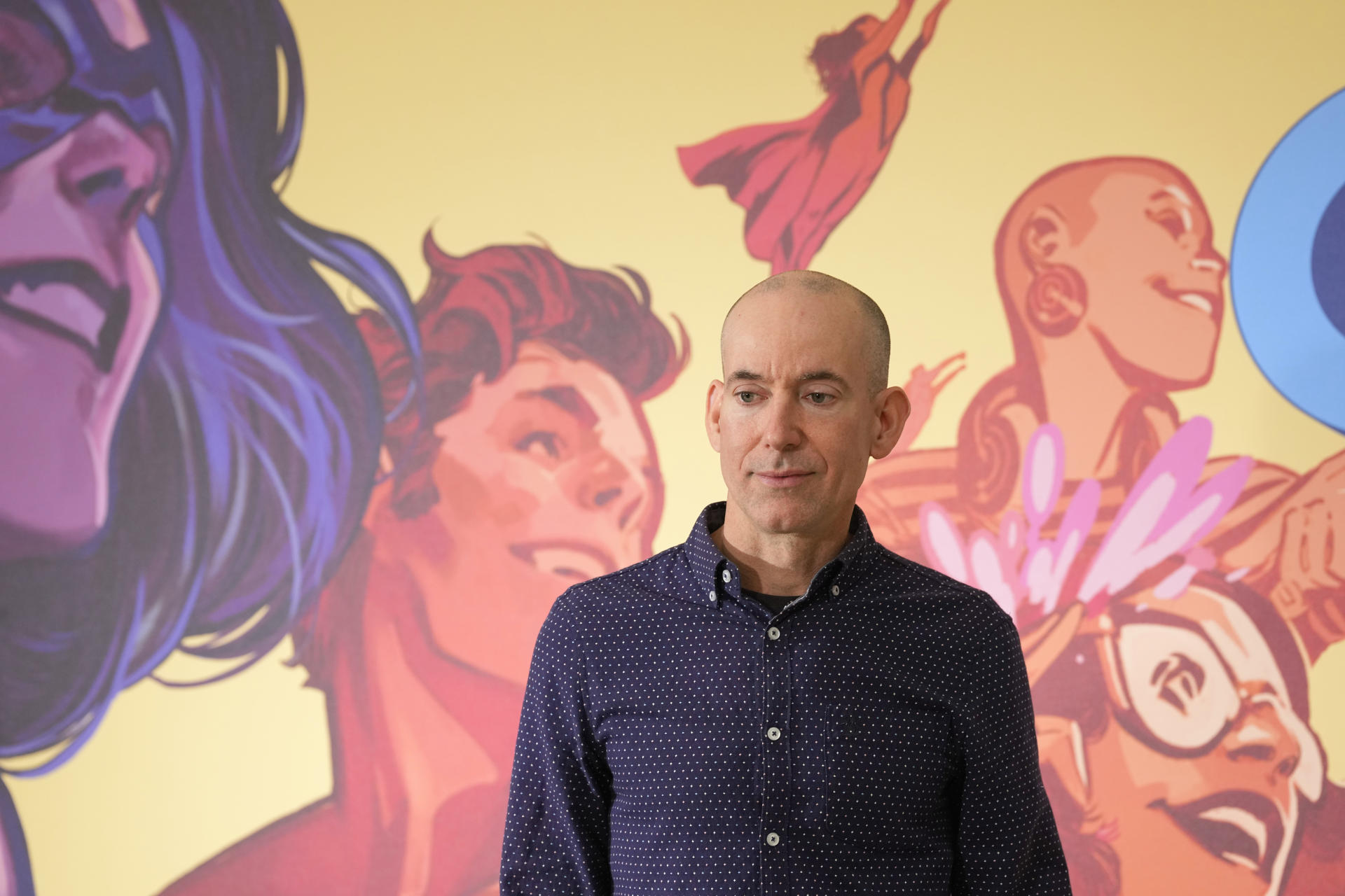 El historieta estadounidense Craig Thompson posa durante una entrevista con EFE durante la 43 edición del Salón del Cómic en Barcelona. Tompson cree que, más que por una cuestión ideológica, el apoyo masivo de muchos estadoundenses a Donald Trump para que se haya convertido de nuevo en presidente de EEUU se ha debido a la mala situación de la economía en ciertos medios rurales e industriales durante la administración Biden. Por eso él "no es el problema, es el síntoma de todo ello", afirma. EFE/ Alejandro García
