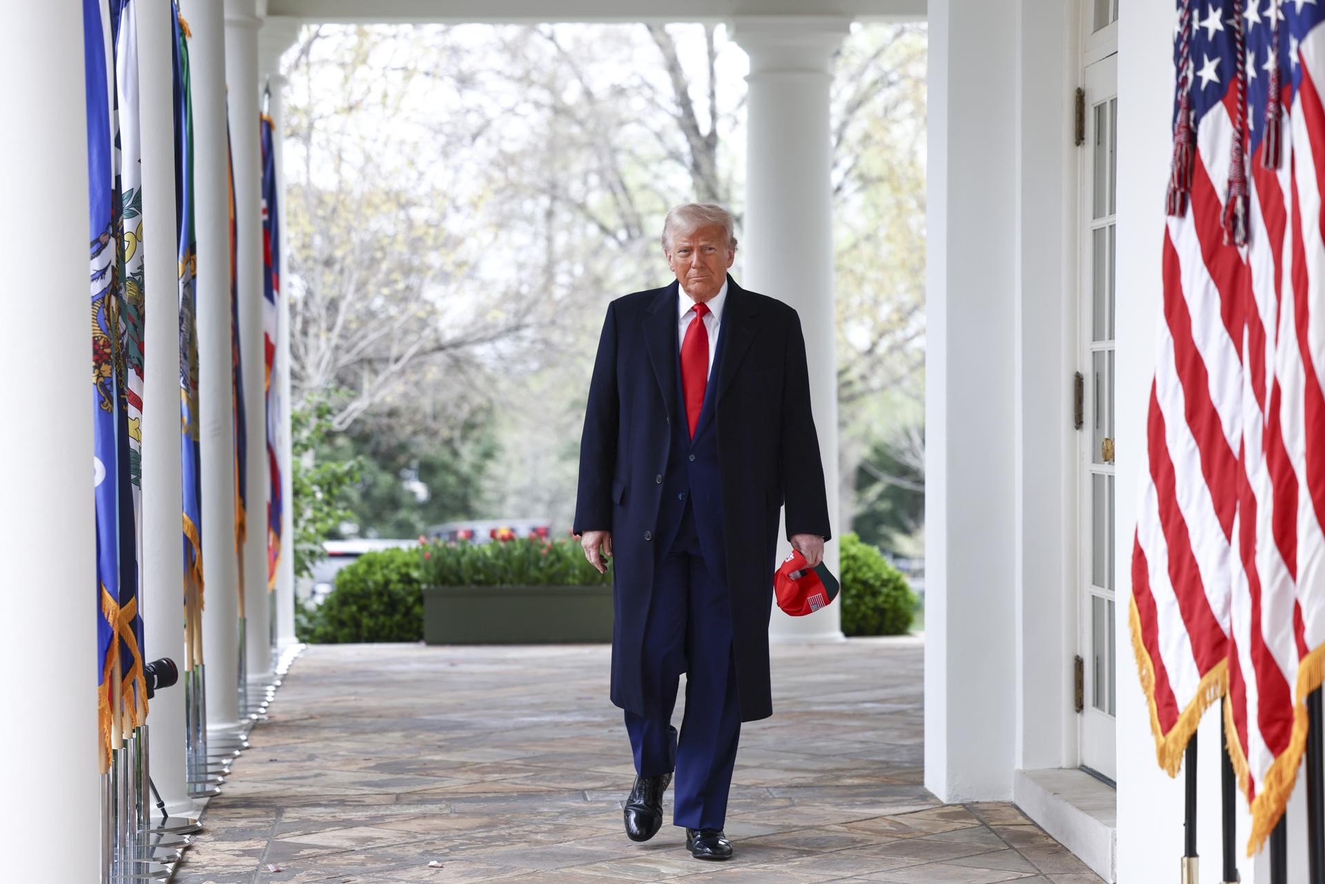 El presidente de EE.UU., Donald Trump, llega para anunciar aranceles recíprocos contra los socios comerciales de EE.UU. en el Jardín de las Rosas de la Casa Blanca en Washington, D.C., EE.UU. EFE/EPA/JIM LO SCALZO / POOL
