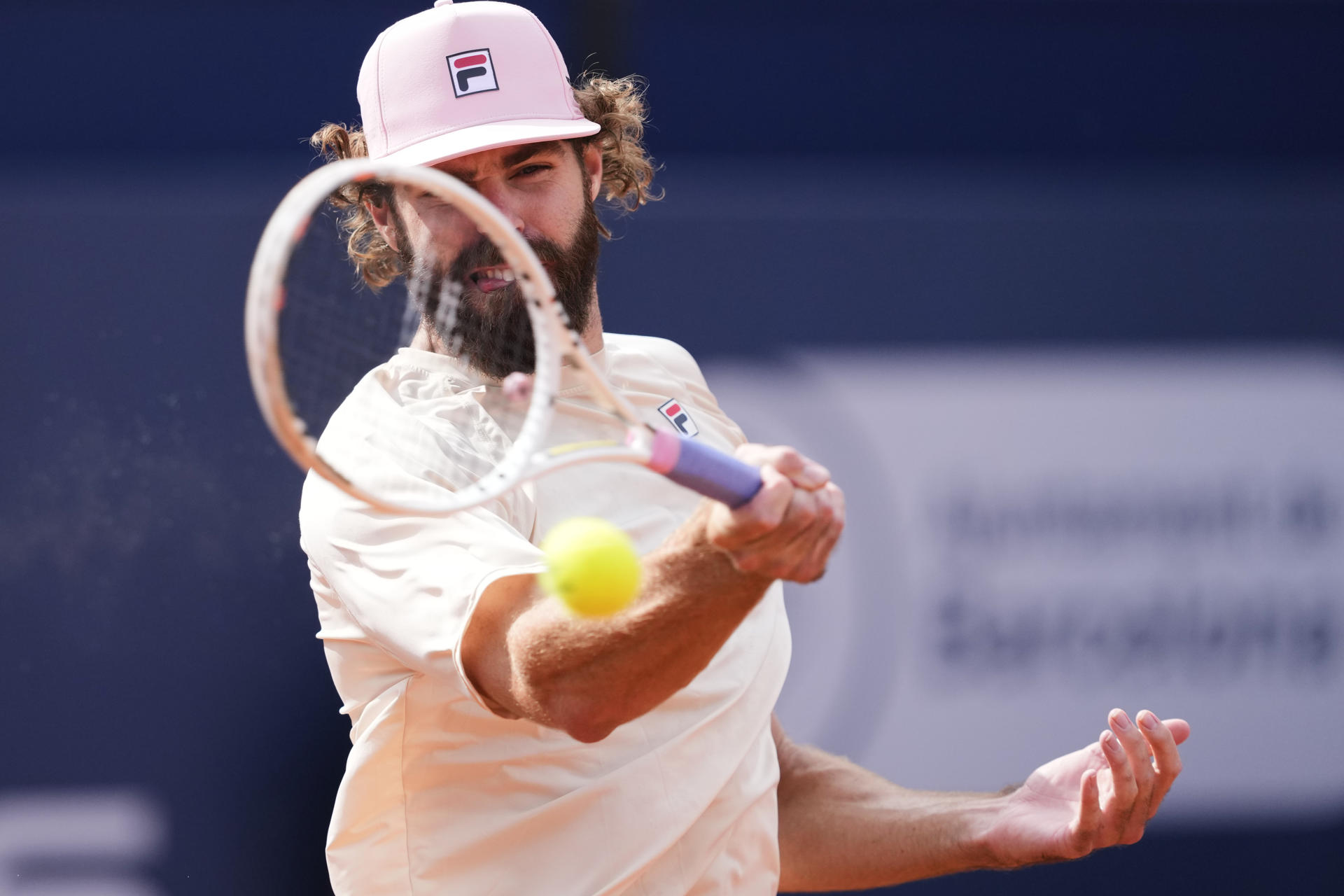 El tenista estadounidense Reilly Opelka durante su partido de primera ronda contra el tenista griego Stefanos Tsitsipas en el Barcelona Open Banc Sabadell. EFE/Alejandro García