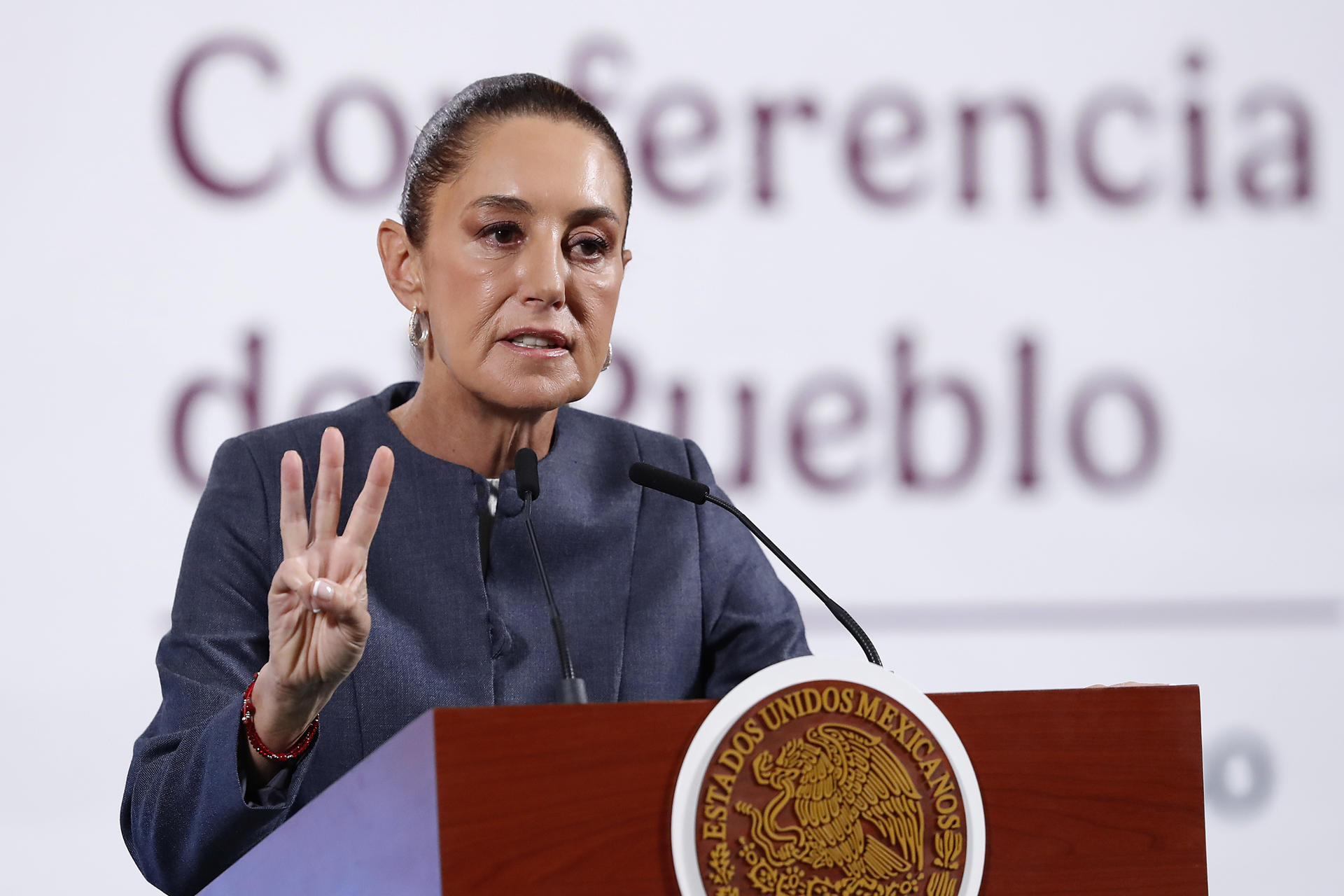 La presidenta de México Claudia Sheinbaum, habla durante una rueda de prensa este martes, en el Palacio Nacional de la Ciudad de México (México). EFE/ Mario Guzmán