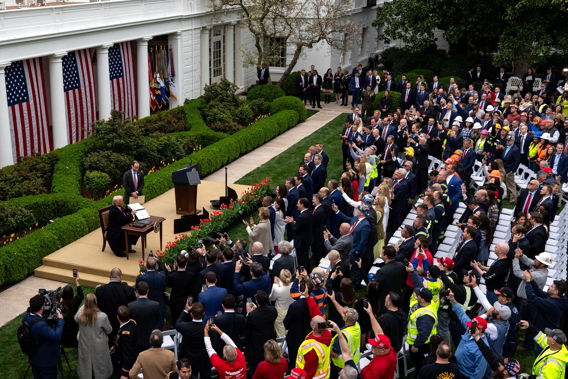 Vista general de la Rosaleda de la Casa Blanca, en la que el presidente de Estados Unidos, Donald Trump (i), firmó el decreto ejecutivo para imponer "aranceles recíprocos" a muchos países con los que su país sostiene relaciones comerciales, en Washington DC (EE.UU.). EFE/Kent Nishimura/Pool