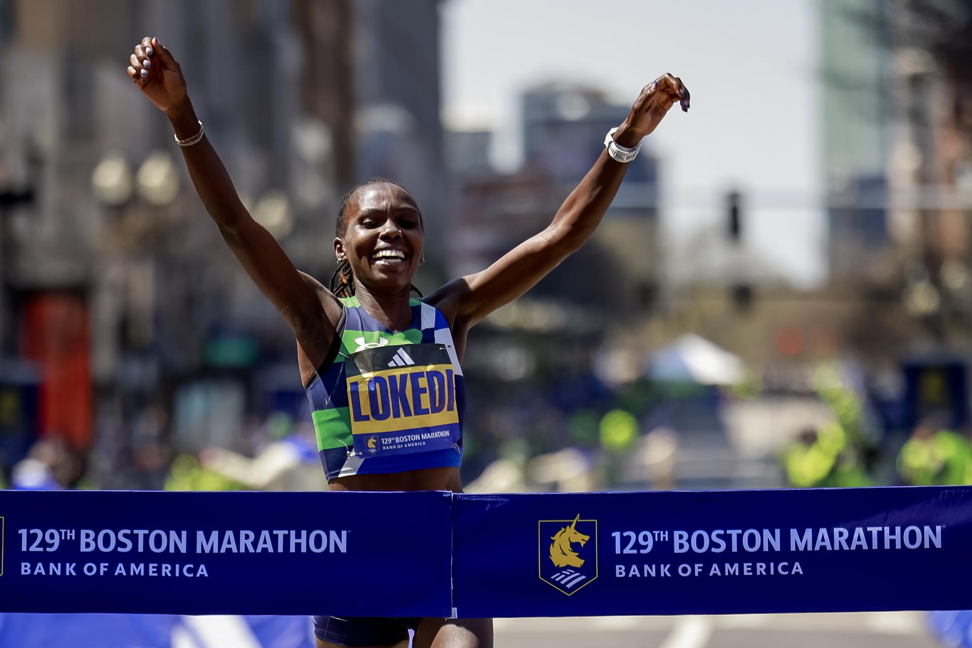 La keniana Sharon Lokedi se impuso este lunes en la 129 edición del Maratón de Boston, el más antiguo del mundo.EFE/EPA/CJ GUNTHER