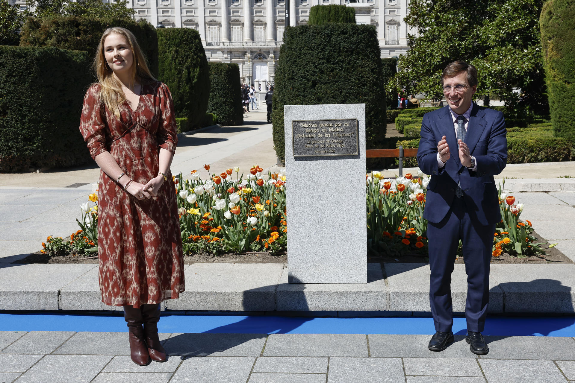 La princesa de Orange, heredera al trono de los Países Bajos, junto al alcalde de Madrid, José Luis Martínez-Almeida. EFE/Chema Moya
