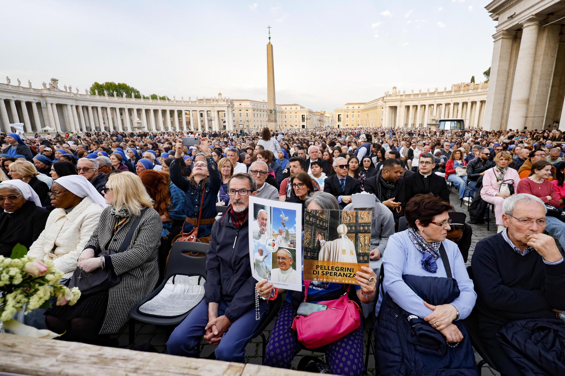 Las personas rezan durante un Rosario en sufragio por el Papa Francisco tras su muerte, en la Plaza de San Pedro, Vaticano, 21 de abril de 2025. El Papa Francisco murió el 21 de abril de 2025 a la edad de 88 años, según la Santa Sede. Nacido Jorge Mario Bergoglio en Buenos Aires, Argentina, el 17 de diciembre de 1936, fue nombrado líder de la Iglesia Católica el 13 de marzo de 2013, sucediendo al Pontífice Emérito Benedicto XVI. (Papa, Santa Sede) EFE/EPA/FABIO FRUSTACI