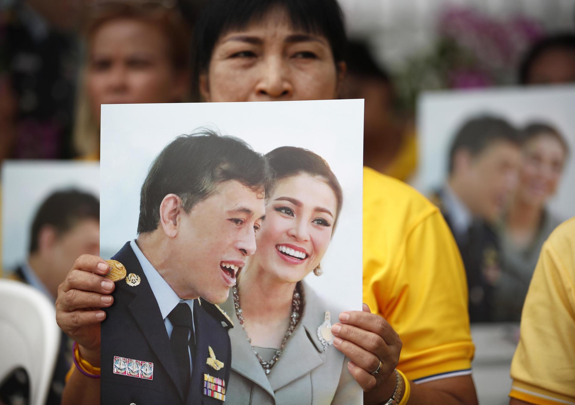 Fotografía de archivo, tomada el 28/07/2024, que muestra a tailandeses sosteniendo una fotografía del rey Vajiralongkorn y la reina Suthida en un acto en Bangkok. EFE/EPA/RUNGROJ YONGRIT
