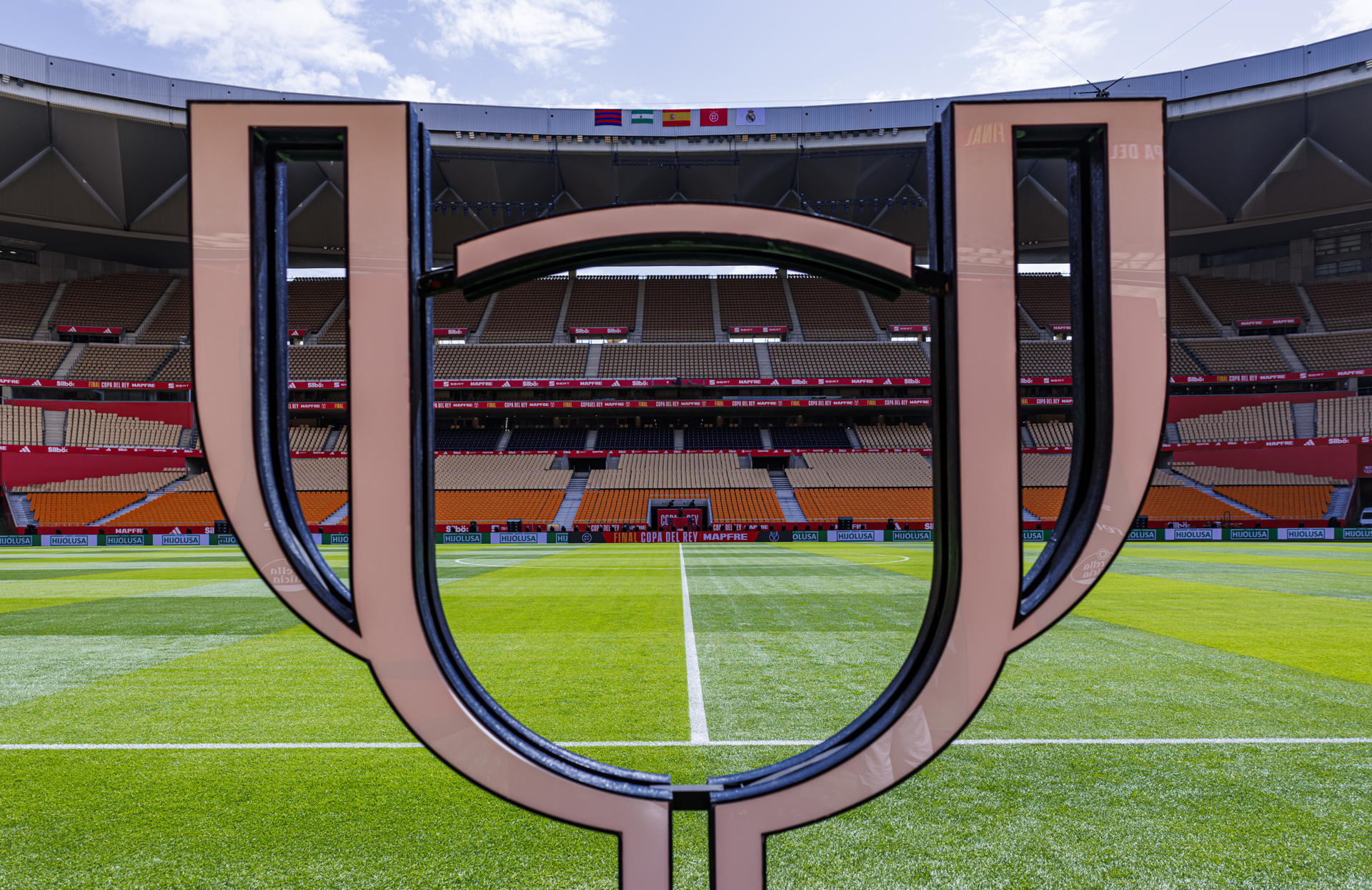 Estadio de la Cartuja en Sevilla, este viernes, en la víspera de la final de la Copa del Rey entre FC Barcelona y Real Madrid. EFE/ RFEF