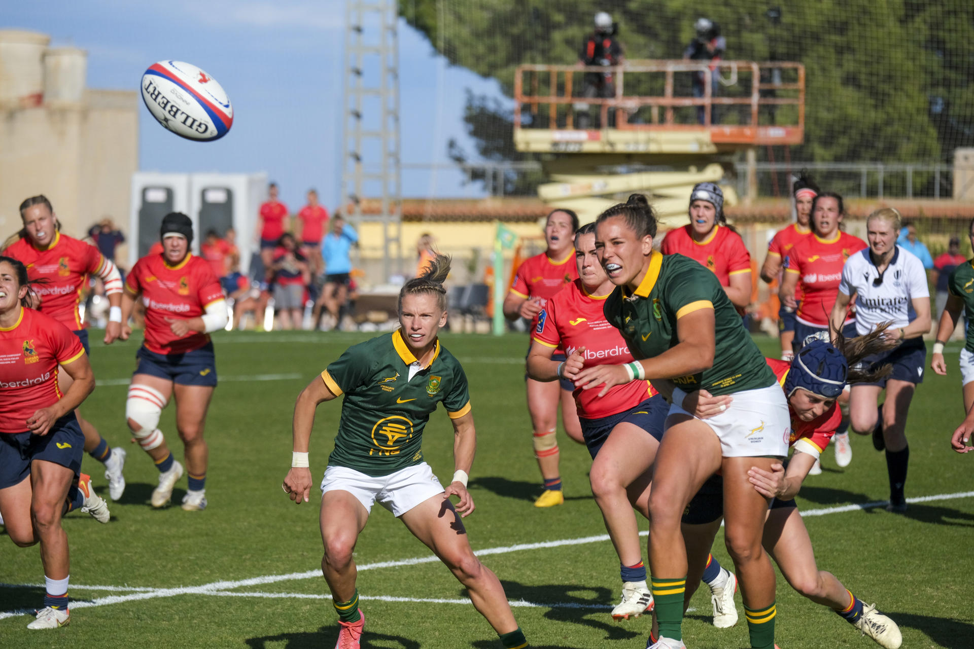 Un momento del partido amistoso internacional de rugby femenino entre las selecciones de España y Sudáfrica, disputado este sábado en el campo de rugby del Bonalba Resort de Mutxamel. EFE / Pablo Miranzo