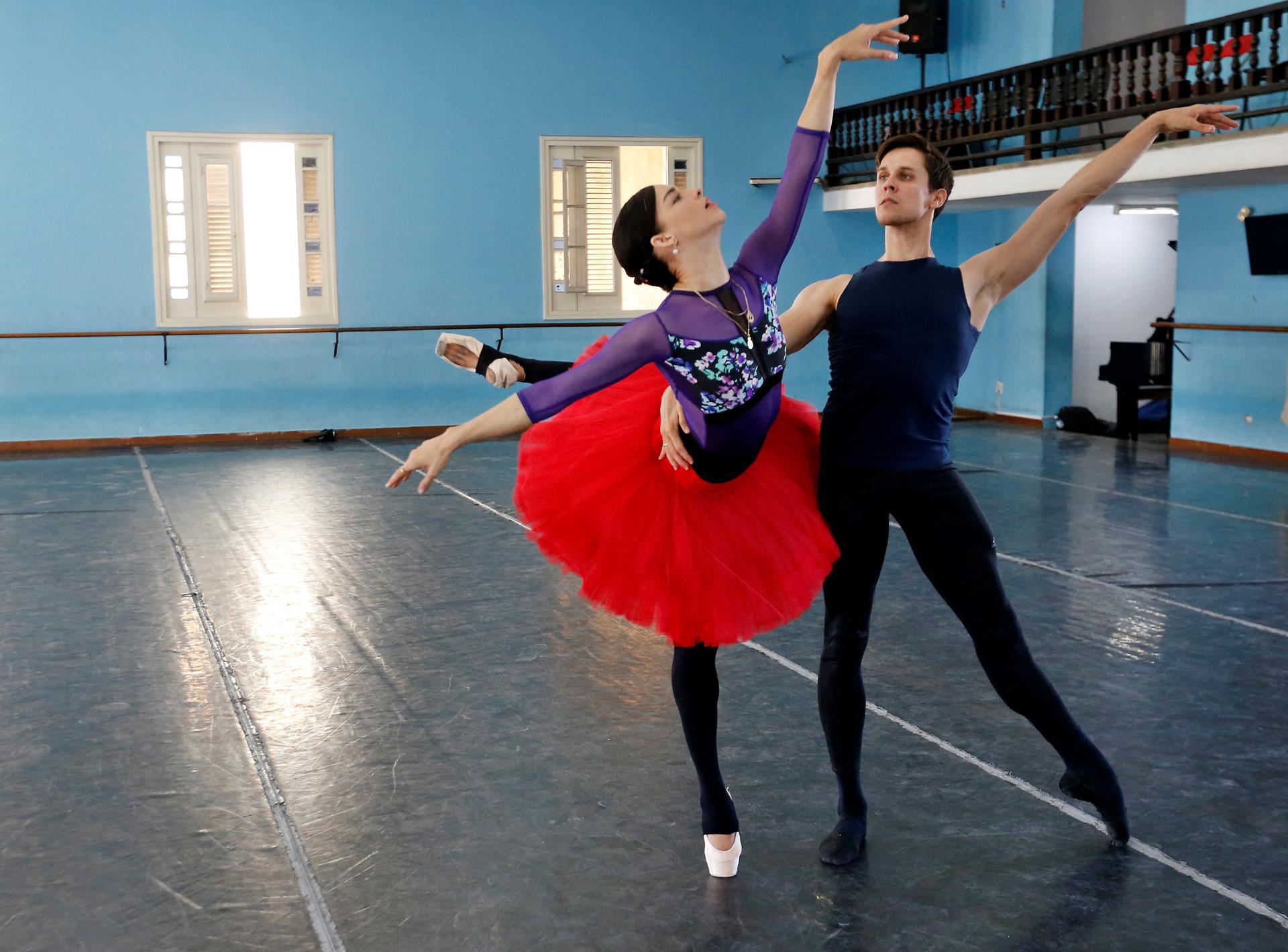 Fotografía de archivo en la que aparecen los destacados bailarines cubanos Viengsay Valdés (i) y Dani Hernández (d), durante un ensayo, en La Habana (Cuba). EFE/Ernesto Mastrascusa