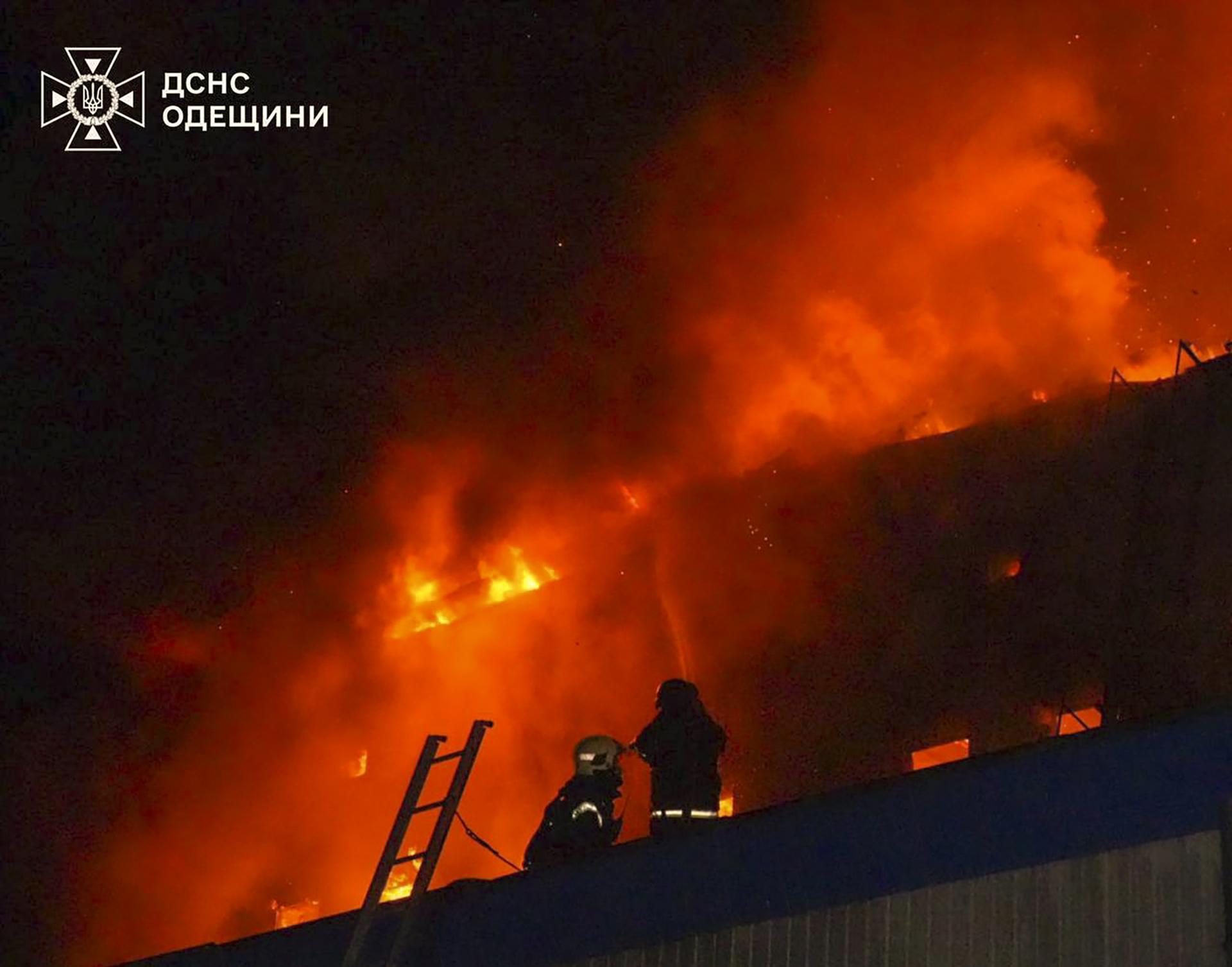 Una foto proporcionada por el Servicio de Emergencia del Estado muestra a rescatistas ucranianos trabajando en el lugar de un ataque con drones a un edificio de almacenamiento en Odesa, Ucrania, el 14 de abril de 2025, en medio de la continua invasión rusa. Al menos siete personas resultaron heridas durante el ataque, según el informe del Servicio de Emergencia del Estado. Las instalaciones de infraestructura civil, un almacén, una estación de servicio, una instalación médica y coches fueron dañados durante el ataque aéreo con drones. (Rusia, Ucrania) EFE/EPA/SERVICIO DE EMERGENCIA DEL ESTADO COMUNICADO COMUNICADO USO EDITORIAL SOLAMENTE/SIN VENTAS

