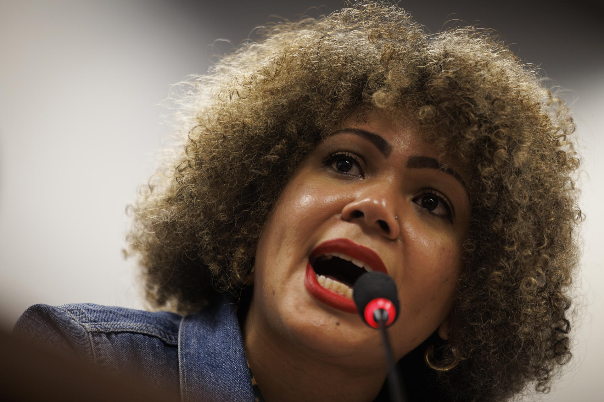 La estadounidense de ascendencia dominicana Claudia de la Cruz habla durante la apertura de la 'IV Conferencia Dilemas de la Humanidad' este lunes, en la Universidad PUC de Sao Paulo (Brasil). EFE/ Isaac Fontana
