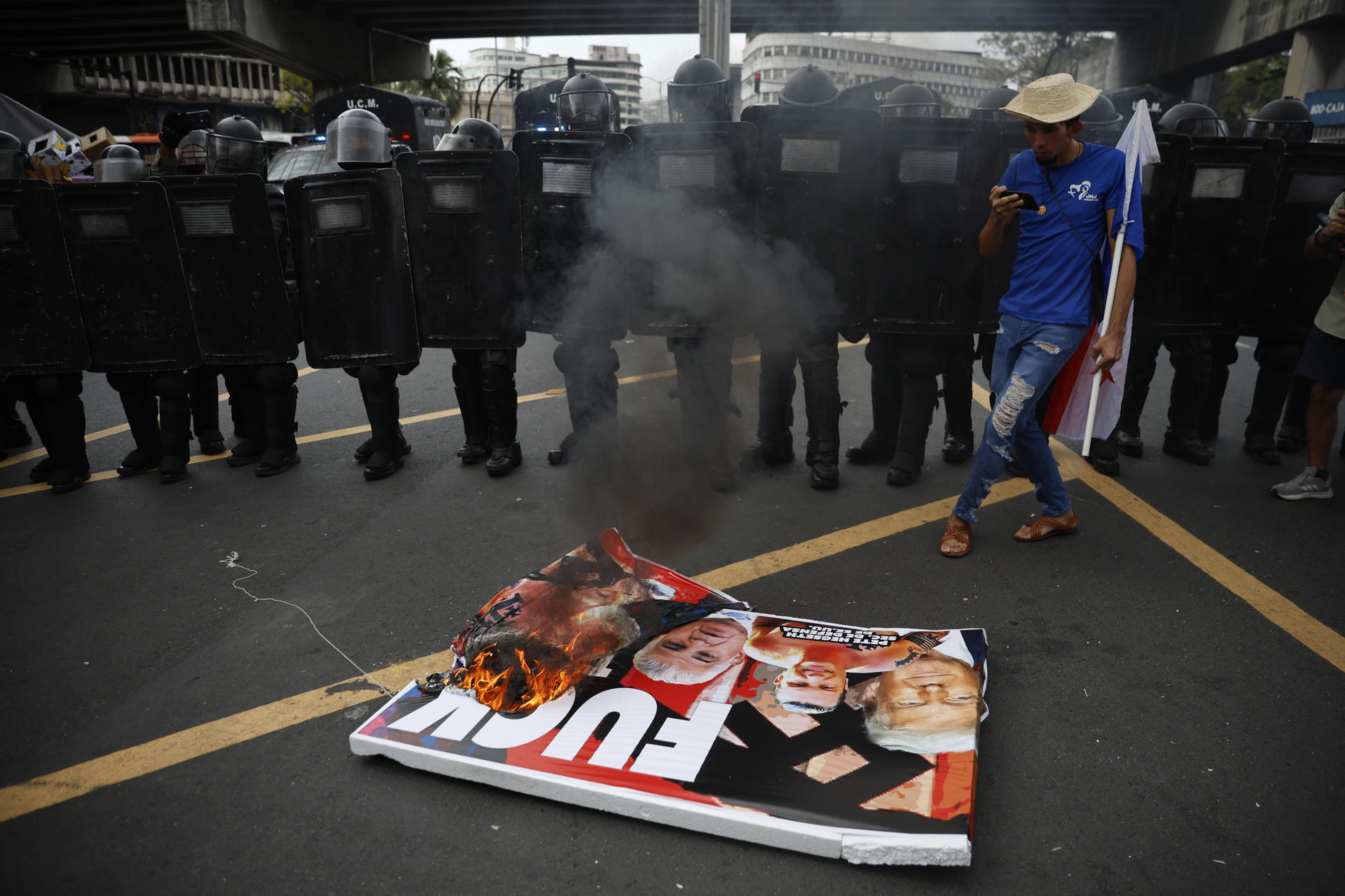 Fotografía de una pancarta alusiva a Estados Unidos quemada durante una manifestación contra la visita del secretario de Defensa de Estados Unidos, Peter Hegset, este martes en Ciudad de Panamá (Panamá). EFE/ Bienvenido Velasco