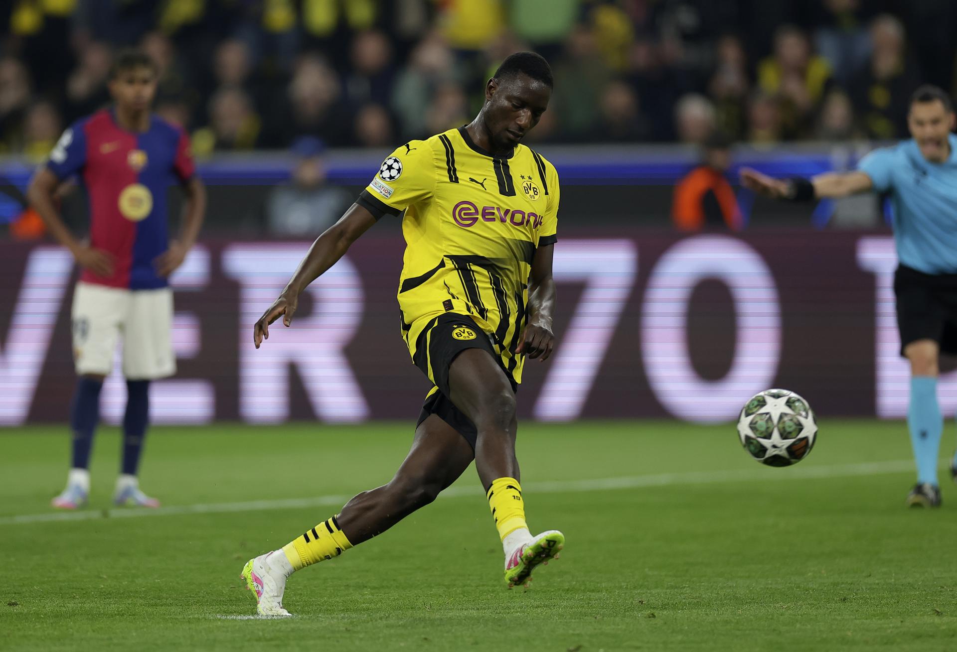 El delantero Serhou Guirassy lanza el penalti del 1-0 durante el partido de de vuelta de cuartos de final de la UEFA Champions League entre Borussia Dortmund y FC Barcelona, en Dortmund, Alemania EFE/EPA/CHRISTOPHER NEUNDORF