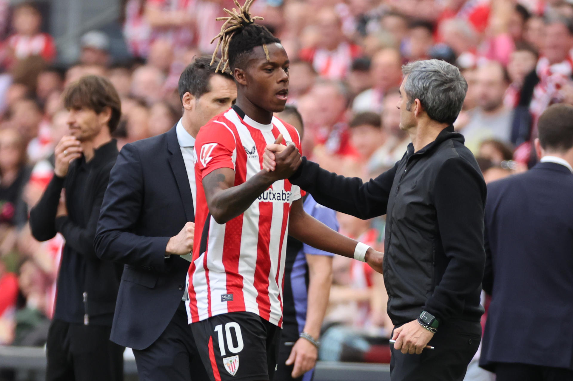 El delantero del Athletic Nico Williams saluda al entrenador, Ernesto Valverde, en San Mamés, Bilbao en foto de archivo de Luis Tejido. EFE