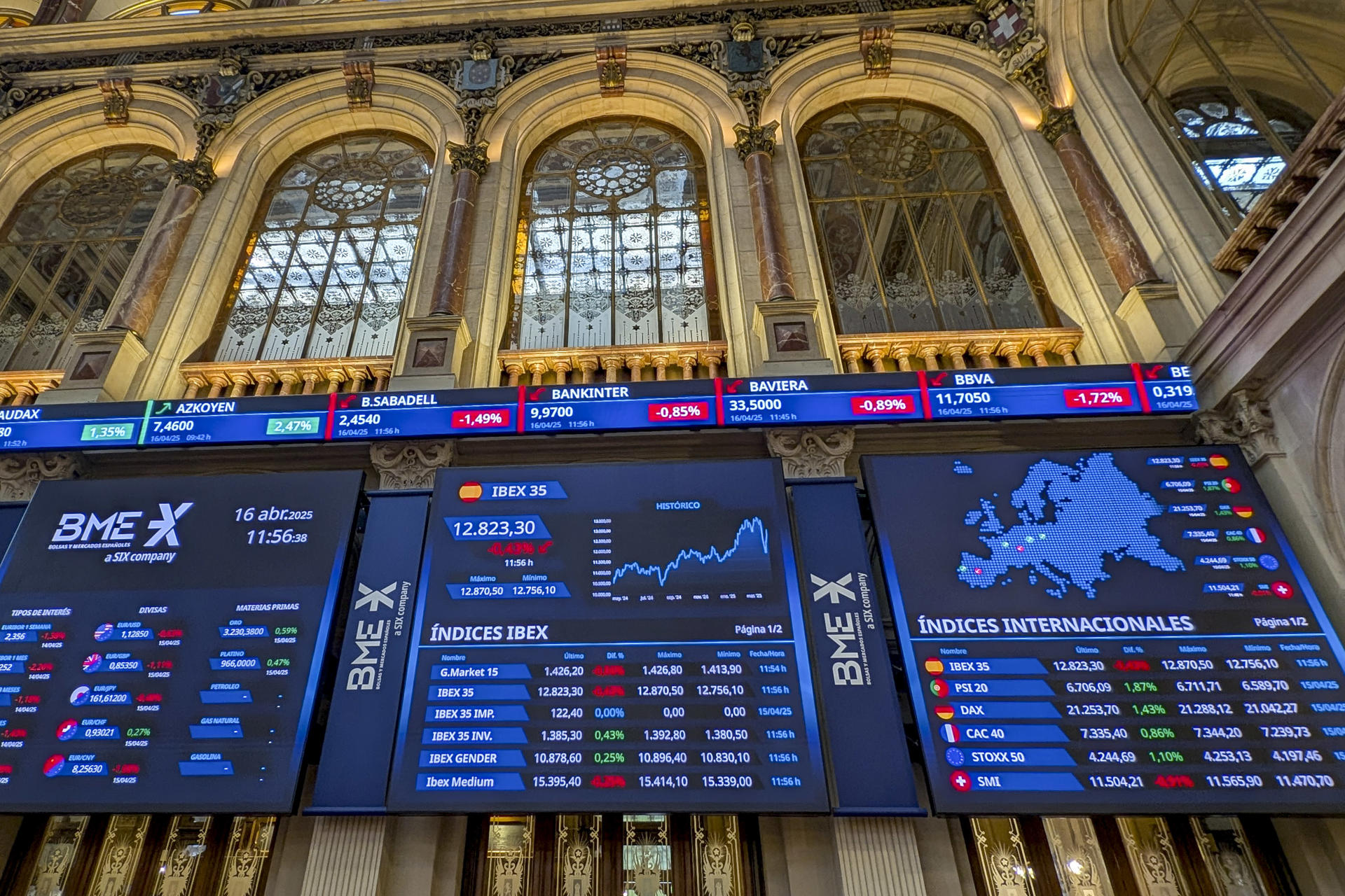 Imagen de este miércoles de la Bolsa de Madrid, que cierra con ganancias del 0,49 % y supera el nivel de los 12.900 puntos, hasta situarse en los 12.942 enteros.EFE/ Vega Alonso