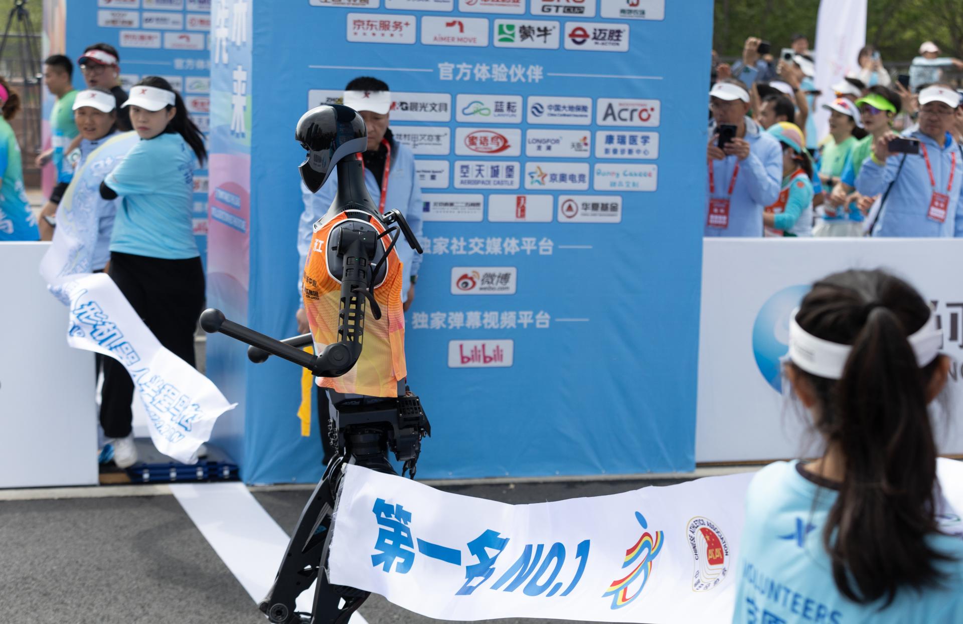 "Tiangong", el robot que ocupó el primer lugar en cruzar la línea de meta durante un maratón en Pekín, el 19 de abril de 2025. EFE/EPA/JESSICA LEE