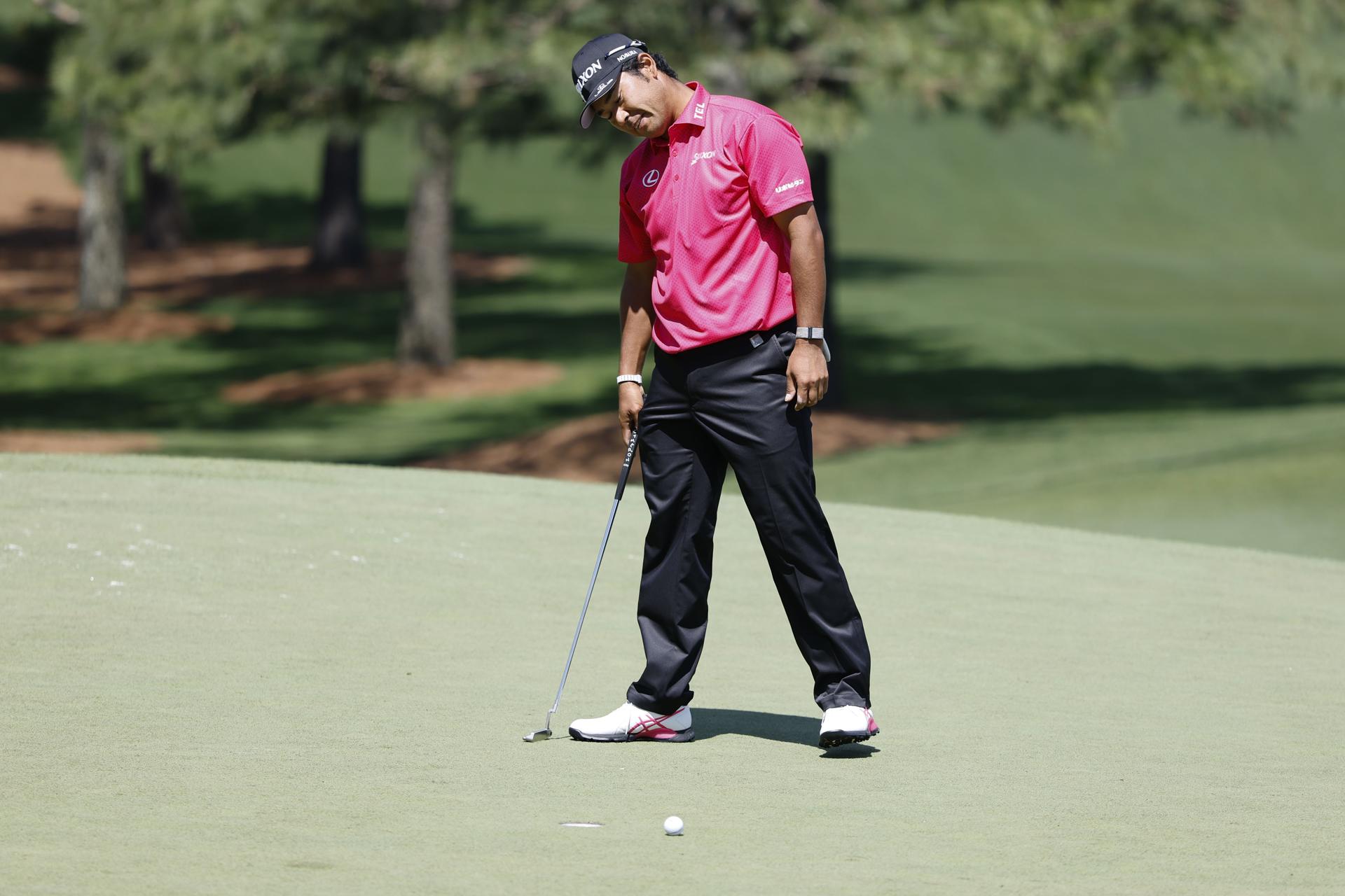 El japonés Hideki Matsuyama falla un putt durante la segunda ronda del Torneo Masters de Augusta. EFE/EPA/ERIK S. LESSER