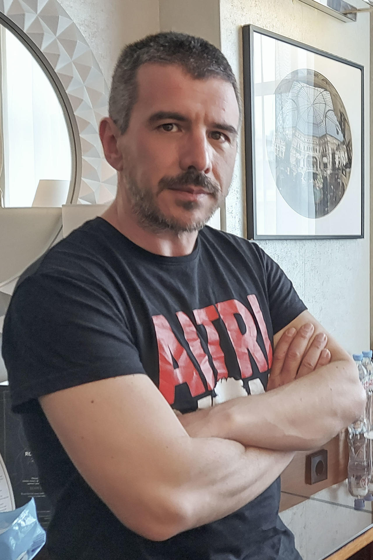 El cineasta gallego Fon Cortizo presenta hoy en el Festival Internacional de Cine de Moscú 'Abellón' (Abejorro), un cortometraje que aborda el tema del miedo y la comunicación, en momentos en que entre Rusia y Occidente priman la incomunicación y la sospecha."No tengo ni idea de por qué estoy en Rusia. Intuyo que es porque la película ha gustado y que en alguna forma ellos tienen esta vía abierta para invitar a representantes de países que ellos consideran inamistosos para que uno les enseñe una película bastante 'amistosa'", confiesa a EFE Cortizo, horas antes de la presentación.-EFE/ Fernando Salcines