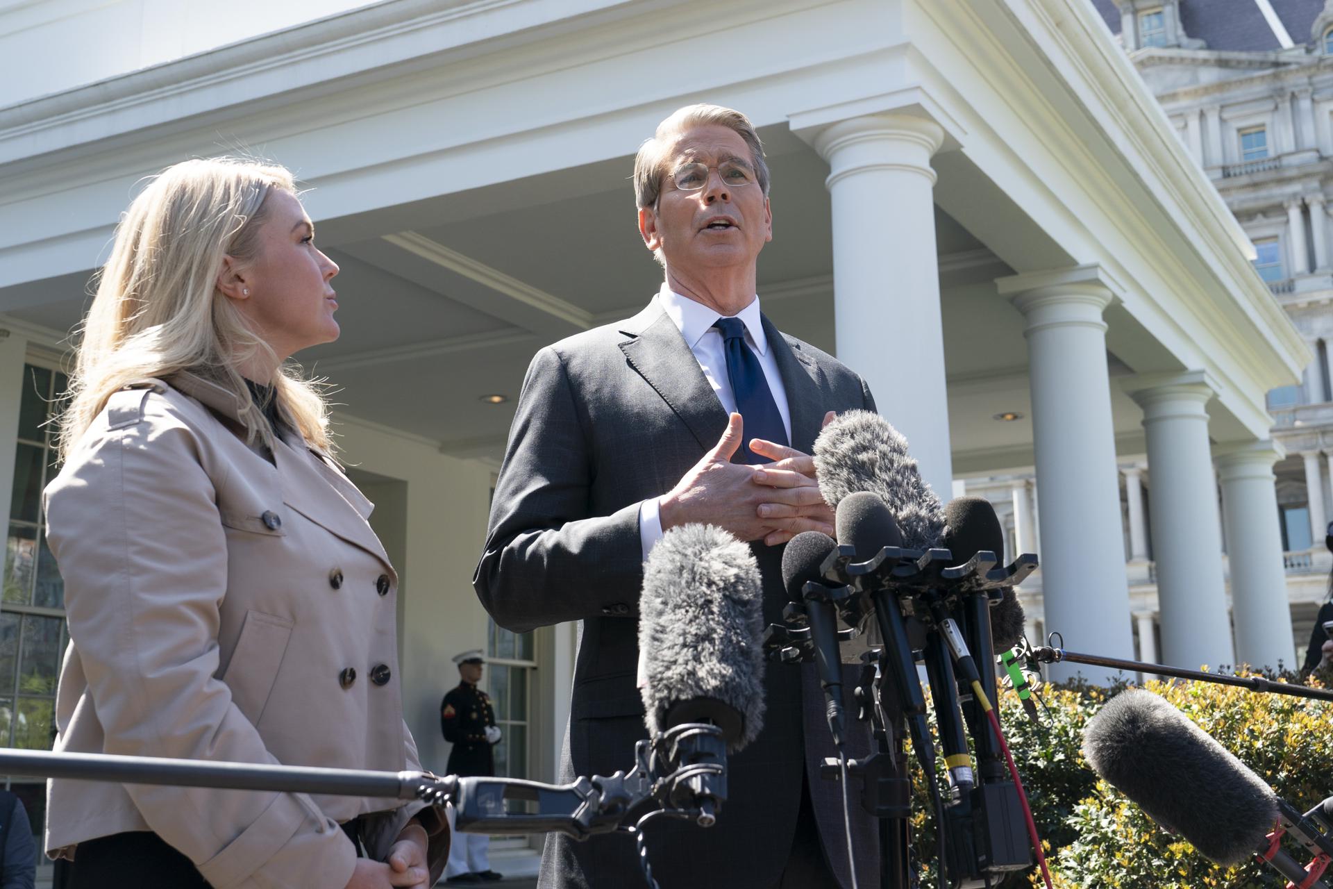 El secretario del Tesoro de EE.UU., Scott Bessent (d), habla con los medios junto a la secretaria de prensa de la Casa Blanca, Karoline Leavitt (i), afuera de la Casa Blanca en Washington, DC, EE. UU., 9 de abril de 2025. EFE/CHRIS KLEPONIS /POOL