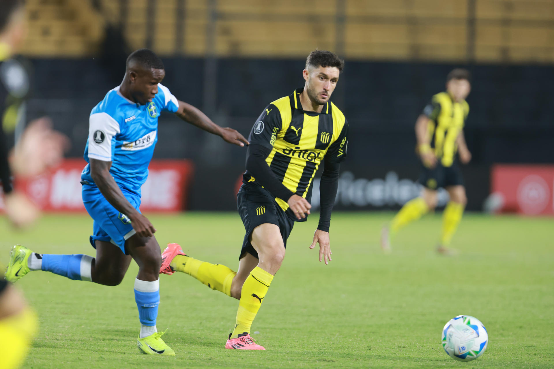 Jaime Báez (d) de Peñarol disputa un balón con Sebastián Viveros de San Antonio este martes, en un partido de la fase de grupos de la Copa Libertadores. EFE/ Gastón Britos