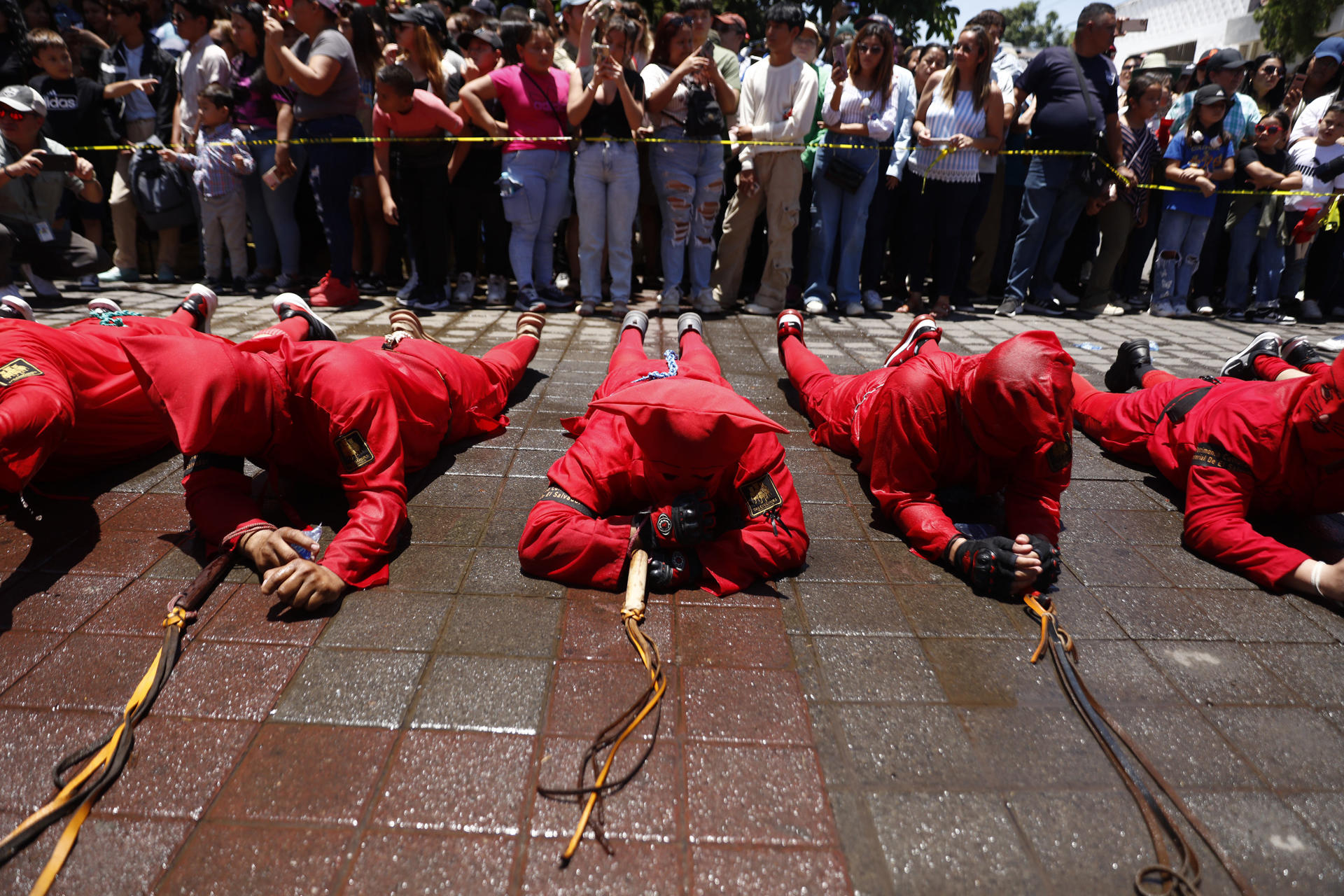 Un grupo de hombres vestidos como talcigüines, que en náhuatl significa hombres endiablados, al participar este lunes, 14 de abril, durante una celebración tradicional de la Semana Santa, en Texistepeque (El Salvador). EFE/Rodrigo Sura
