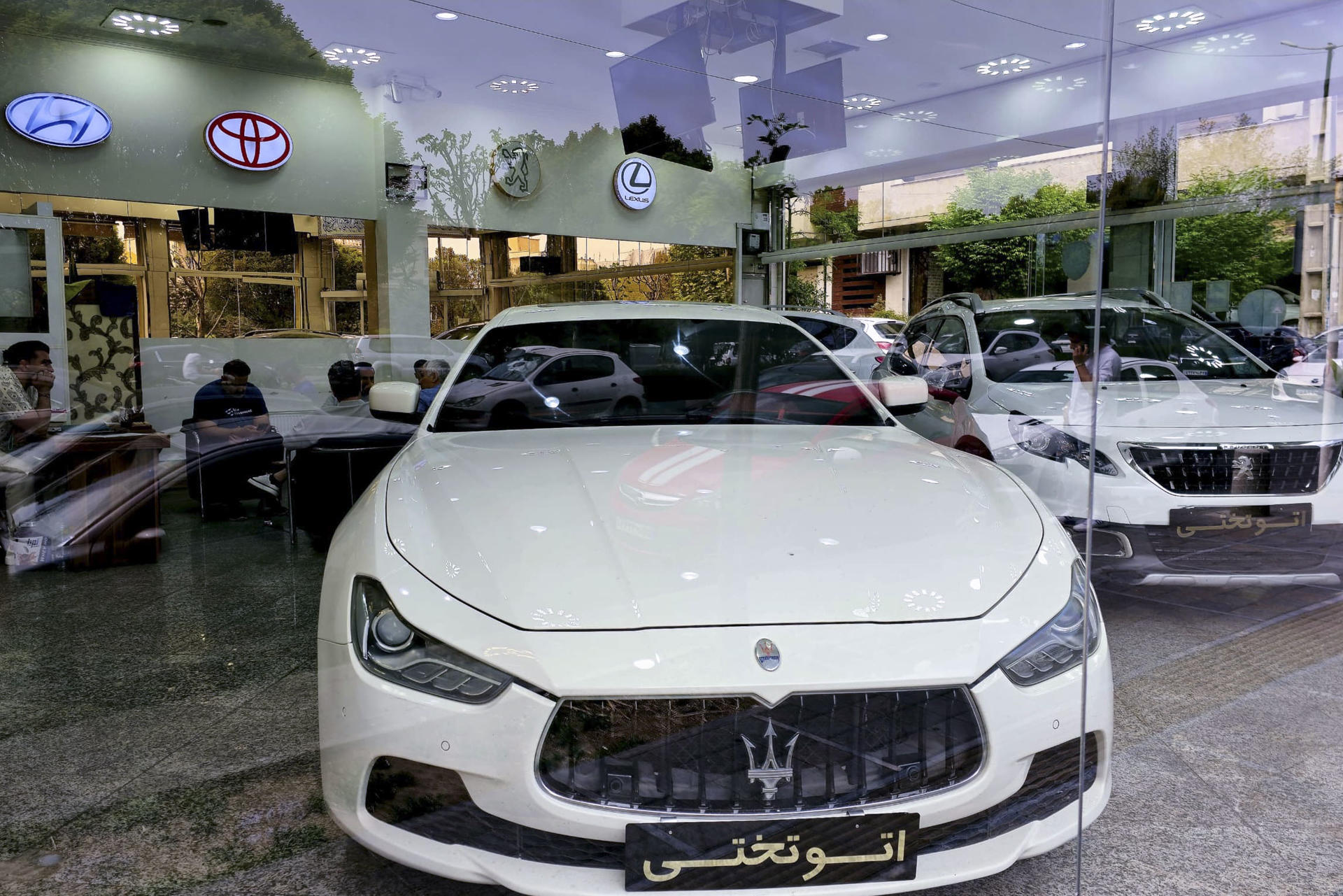En la imagen, un coche de marca Maserati en un negocio de vehículos en el norte de Teherán.EFE/ Aydin Shayegan