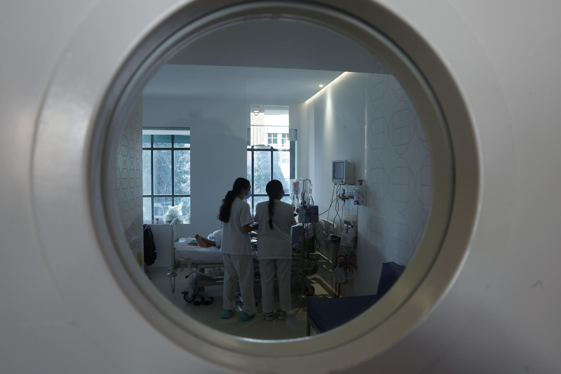 Imagen de archivo de varias enfermeras atendiendo a un paciente en un hospital. EFE/ Javier Lizón