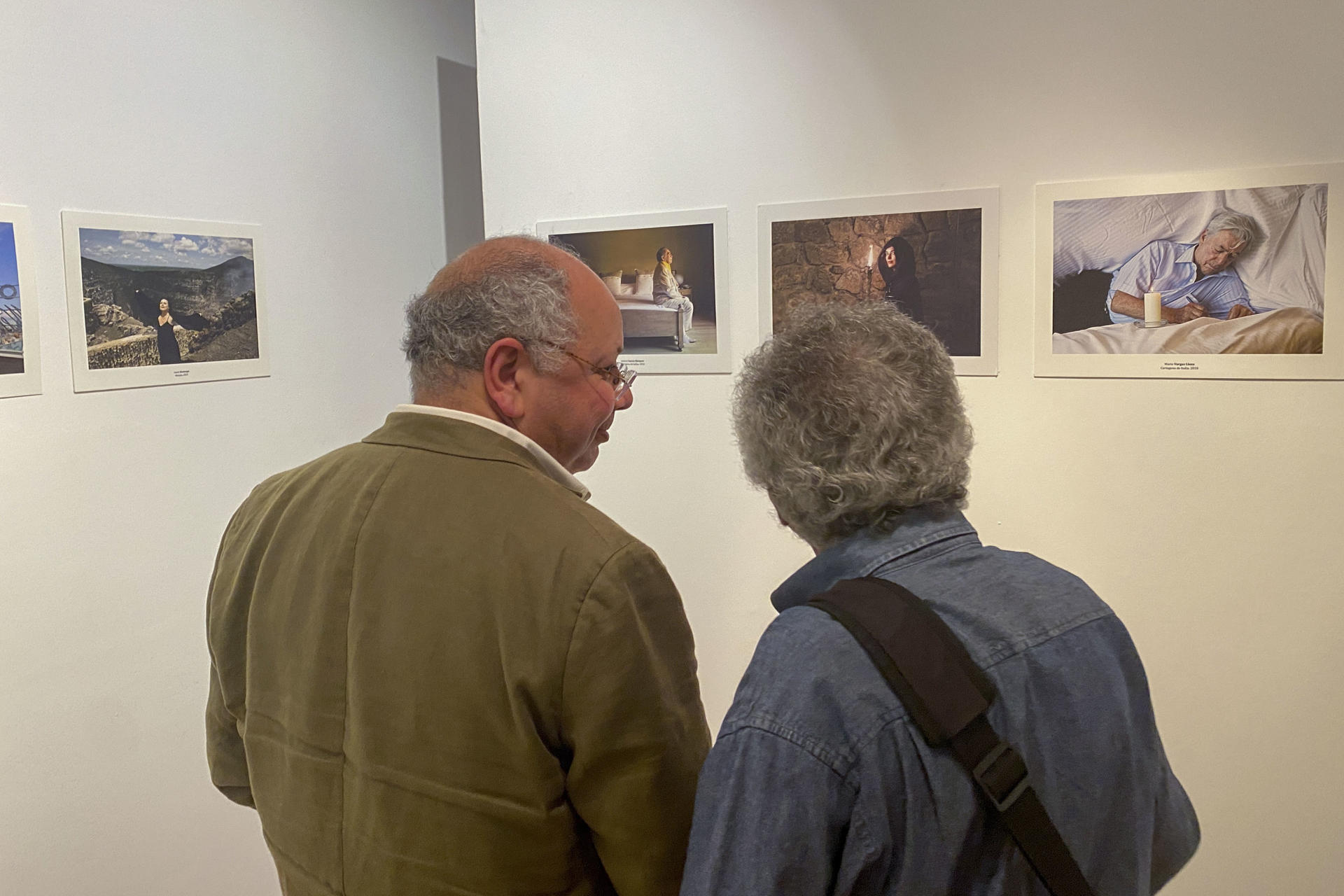 La exposición 'Navegantes de la balsa de piedra' inaugurada este martes en Rabat invita al público a un diálogo entre la literatura y la fotografía a través de retratos de escritores españoles, latinoamericanos y marroquíes realizados por el fotógrafo argentino Daniel Mordzinsk. EFE/Fátima Zohra Bouaziz