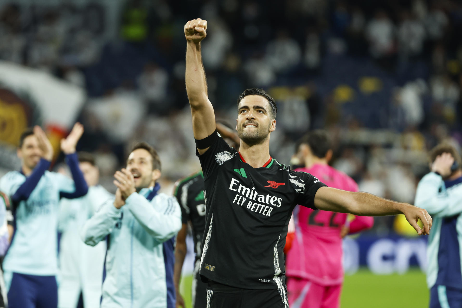 El delantero del Arsenal Mikel Merino celebra la victoria tras el partido de vuelta de cuartos de final de la Liga de Campeones que Real Madrid y Arsenal jugaron en el estadio Santiago Bernabéu. EFE/Mariscal