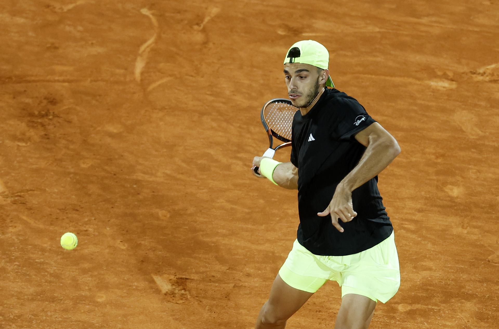 El argentino Francisco Cerúndolo ante ell veterano italiano Fabio Fognini (fuera de imagen) en el Masters 1000 de Montecarlo.EFE/EPA/SEBASTIEN NOGIER