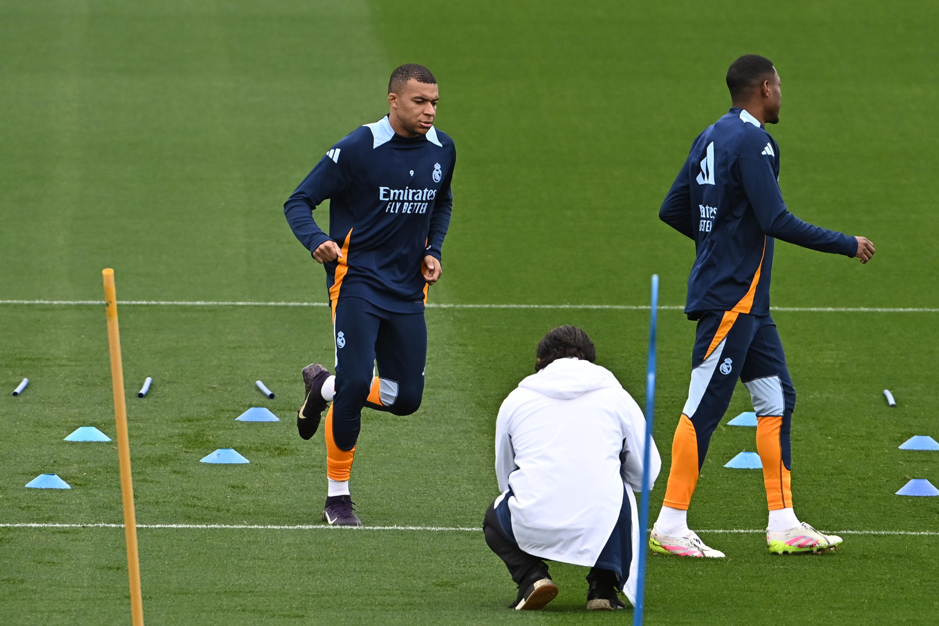 El delantero francés del Real Madrid Kylian Mbappé durante un entrenamiento en la Ciudad Deportiva de Valdebebas, en una foto de archivo. EFE/Fernando Villar