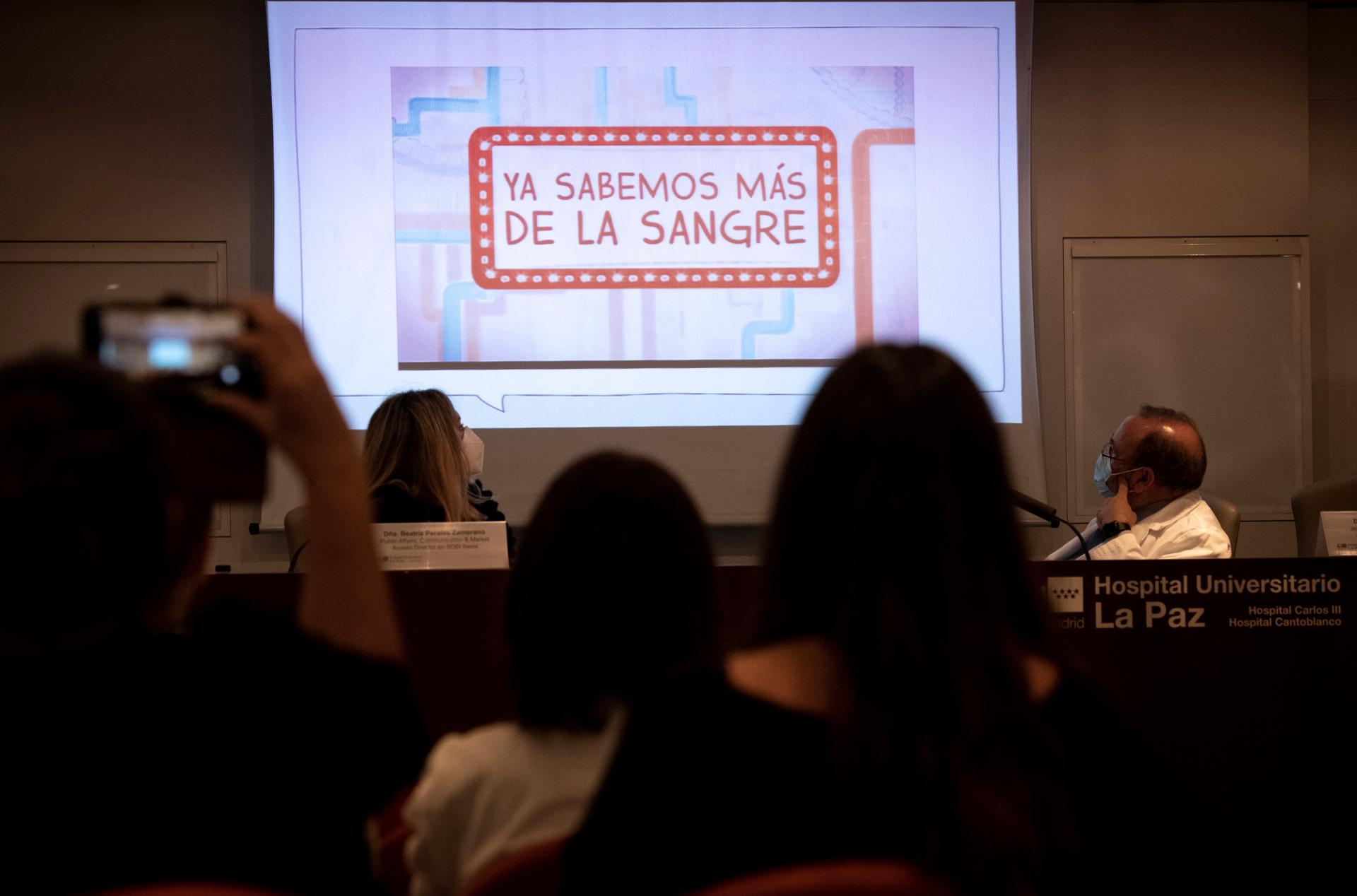 Hasta hace nada era la enfermedad de los reyes, pero ya se sabe que las mujeres no son meras portadoras de hemofilia, sino que también, aunque con mucha menos frecuencia que los hombres, pueden desarrollarla, con lo que algo tan normal como menstruar o parir les supone un doble desafío. EFE/Luca Piergiovanni
