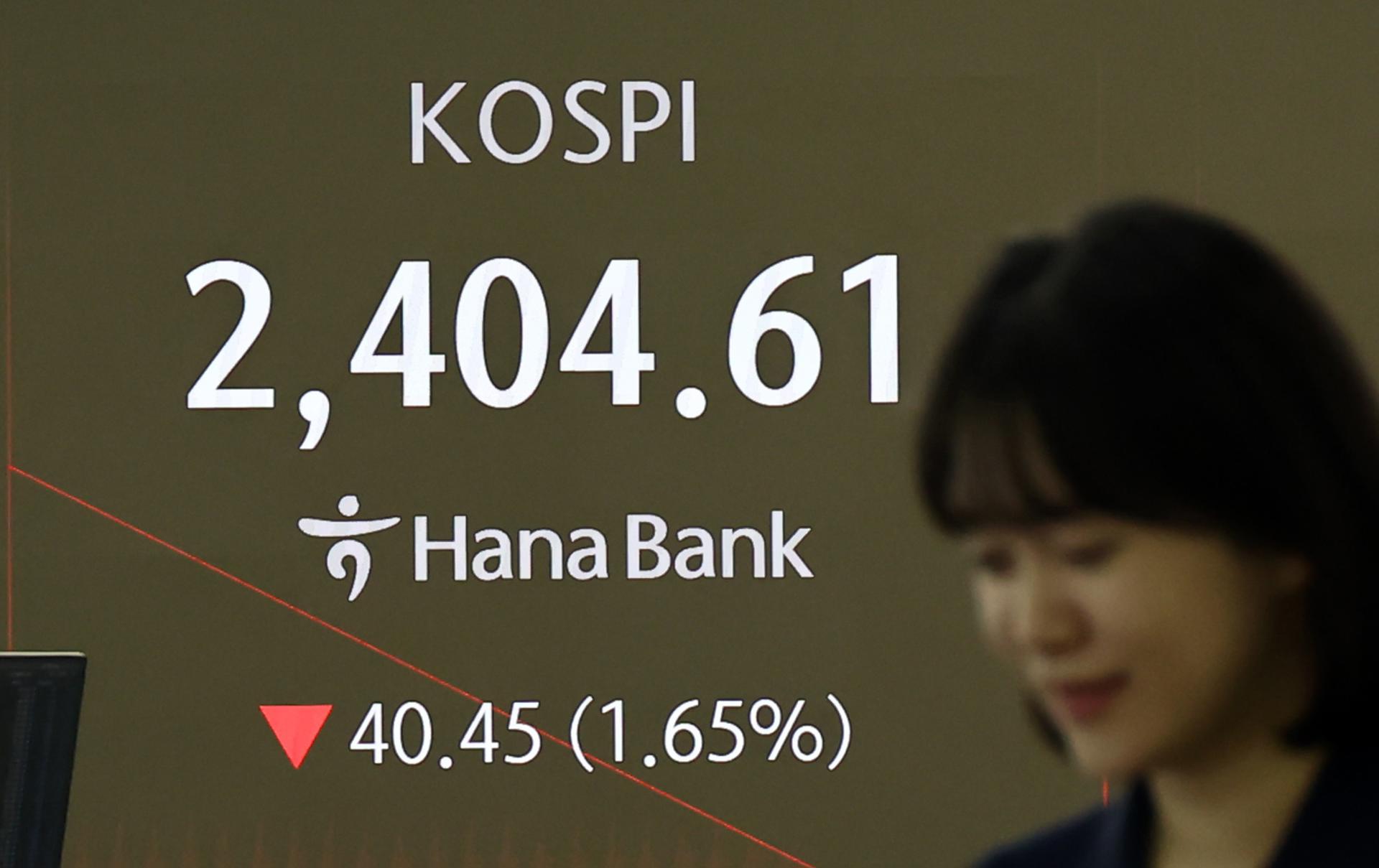 SEOUL (Korea, Republic Of), 10/04/2025.- A person reacts near an electronic signboard at the dealing room of Hana Bank in Seoul, South Korea, 11 April 2025. The benchmark Korea Composite Stock Price Index dropped 40.45 points, or 1.65 percent from the previous day, to an intraday low of 2,404.61, amid an intensifying trade conflict between the United States and China stemming from Washington's reciprocal tariff scheme. (Corea del Sur, Estados Unidos, Seúl) EFE/EPA/YONHAP SOUTH KOREA OUT