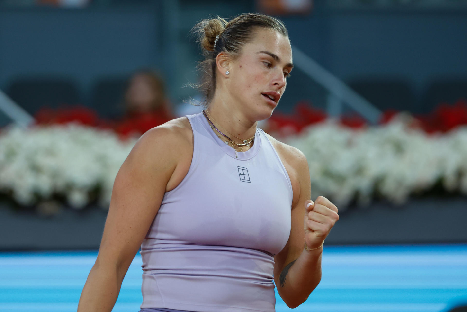 La tenista bielorrusa Aryna Sabalenka celebra un punto ante la estadounidense Peyton Stearns, durante el partido de octavos de final del Mutua Madrid Open disputado en la Caja Mágica, en Madrid. EFE/Juanjo Martín