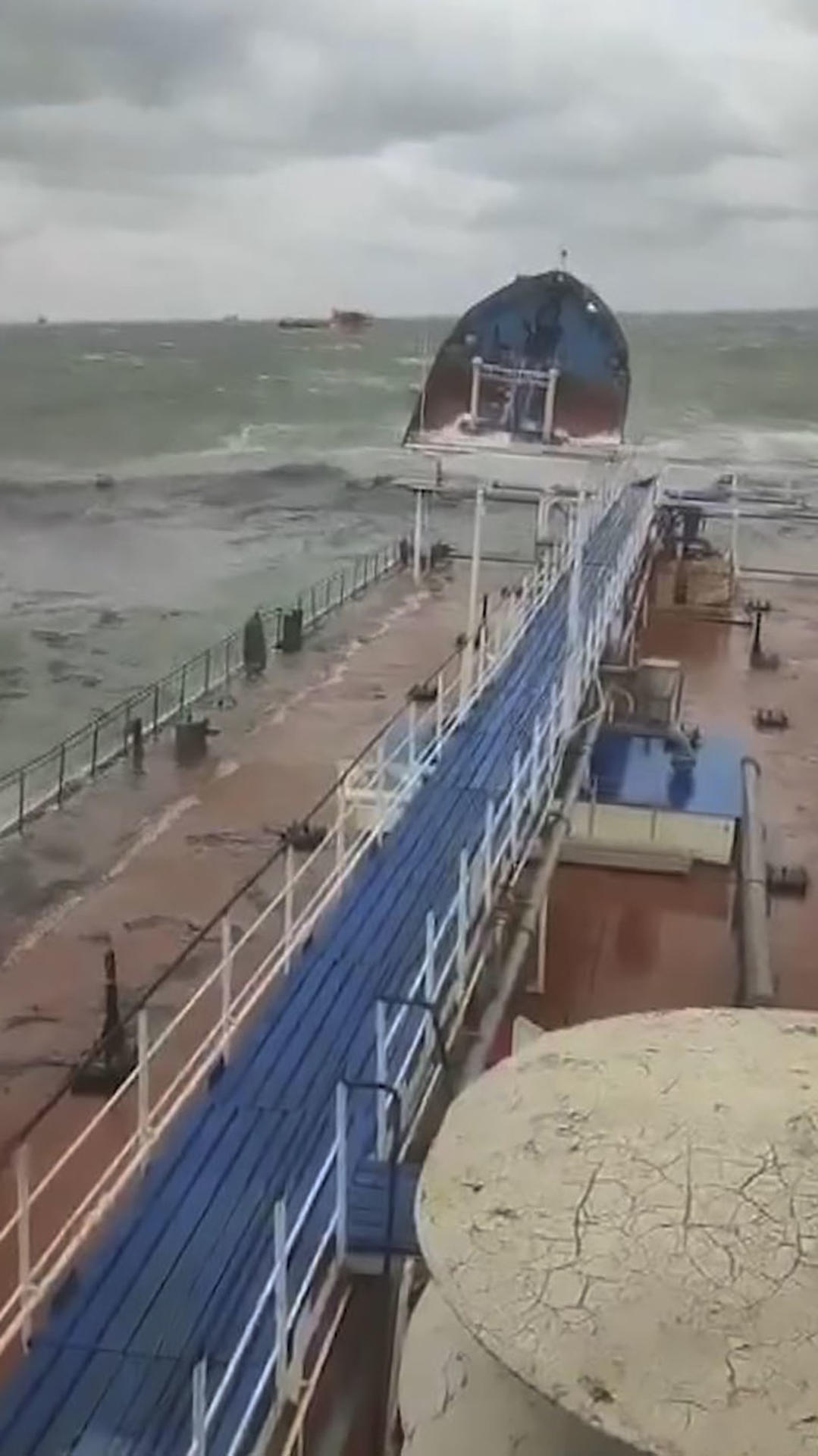 Imagen de archivo de los dos petroleros rusos que sufrieron sendos accidentes en el estrecho de Kerch en diciembre de 2024 y vertieron petróleo en aguas del mar de Azov, donde se desató una fuerte tormenta. EFE/CANAL DE TELEGRAM DE LA FISCALÍA DE TRANSPORTE DEL SUR DE RUSIA. - *SOLO USO EDITORIAL/SOLO DISPONIBLE PARA ILUSTRAR LA NOTICIA QUE ACOMPAÑA* (CRÉDITO OBLIGATORIO)